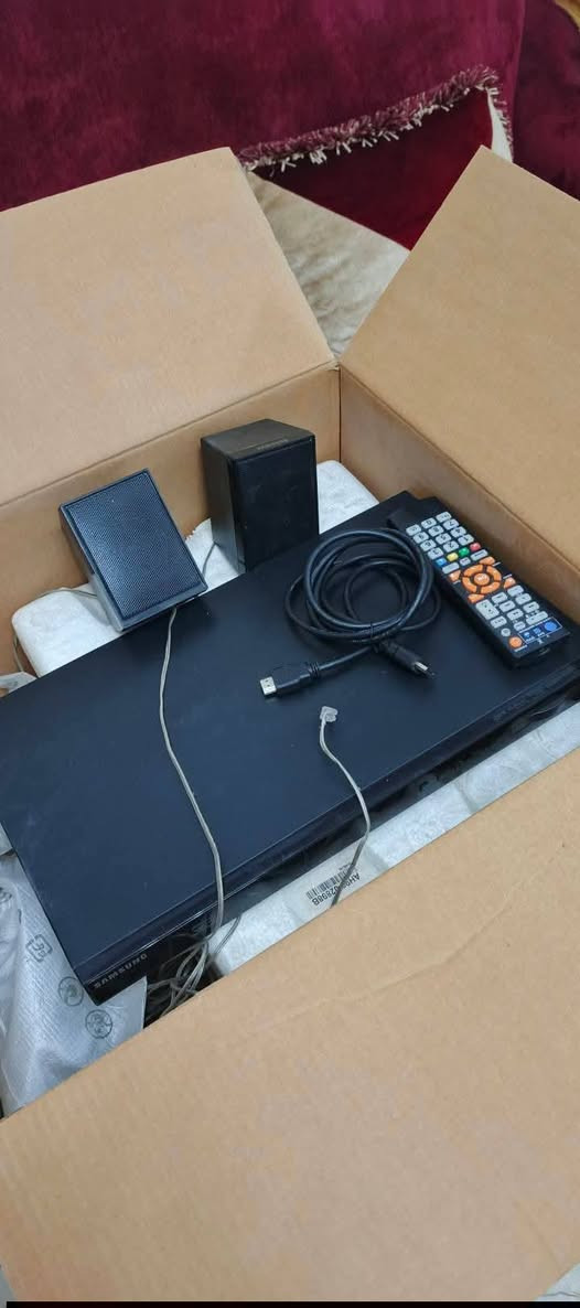 السلام عليكم .
جهاز سيستم و مضخم هوم DVD سينما  ماركة سامسونج العريقة حديث HD  بلوراي 3D  و انترنت  اخو الجديد بالباكيت مع كل ملحقاته .
استيراد وكالة الكويت . ملحقاته ريموت مع كيبل HD مع الكتلوكات  والفيش .يشغل ٣ سماعات ..القدرة الكلية للصوت 250 واط. 
المواصفات :
مشغل جميع الاقراص3D بلوراي DVD و CD و MP3 يعرض 3D ثلاثي الابعاد .
فتحة LAN لربط انترنت 
فلاش رام .
ادخال اواكس مضخم لربط النقال او اي جهاز اخر وكذلك يدعم  ربط بلوتوث خارجي عالاواكس .
اوبتكل لربط كيبل ضوئي مباشر مع الشاشة .
راديو باحث FM .مع خزن قنوات مفضلة .
مع خاصية ايكولايزر للتحكم بنغمة الصوت والتضخيم بنظام الاستيريو عالي الوضوح .شغل الجهاز جدا ممتاز من علو بالصوت وتضخيم دمام رائع . صوته واضح جدا و مجسم .
سعر الجهاز ٧٥ الف نهائي اخوان من الاخير .
للاستفسار او المراسلة عالخاص بلا زحمة او 
*********** البصرة . موجود توصيل شركة .
