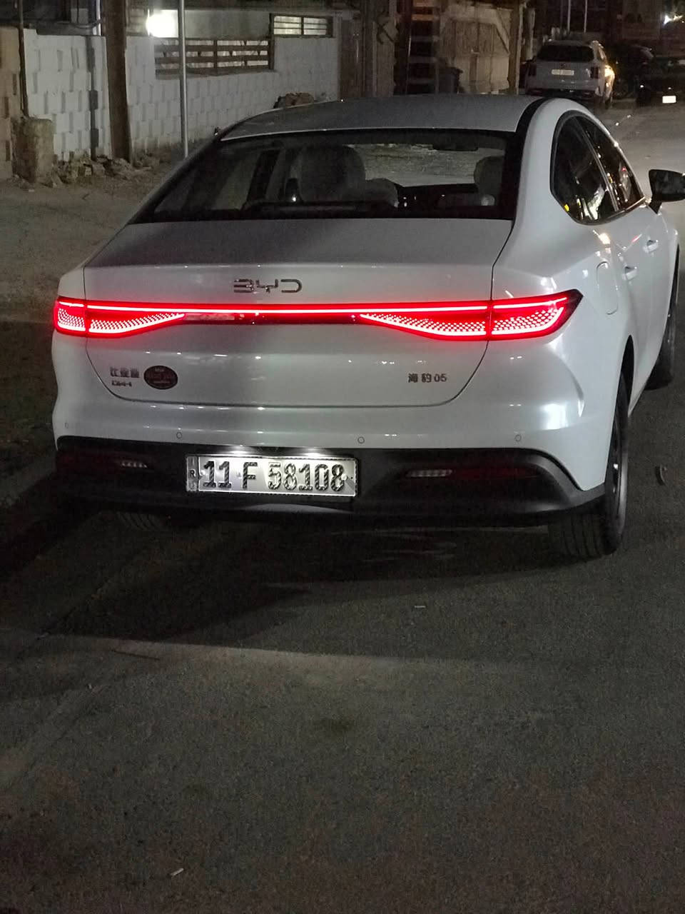 السلام عليكم BYD سيل 5 للبيع
السيارة كفاله عامة 
ماشيه الكلي 6200
بانزين 4500
كهرباء 1600
بيهه ملاحضة
الدعامية بيهه كسر بسيط مصلح بدون تكحيل موضح بلصور
نگدة حصوايه بسيطة بل بك لات جهه السايق 
السعر 20 مليون 200 الف وبيهه مجال
مكان السيارة بغداد حي الجامعة ***********

