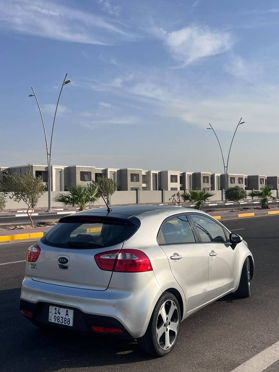 كيا ريو ٢٠١٤ لون سلفري مواصفات خليجي موديل ٢٠١٤..محرك ١٦٠٠.  رقم بصره ..المواصفات..شاشة وكاميرا..وحساسات خلفية بلاد..تحكمات ستيرن..فتحة سقف.. حدادية جديدة مكفوله من الضربه القويه بيها جراد والباقي شوف العين مكان السياره البصره القبله 
*********** 
السعر 85
