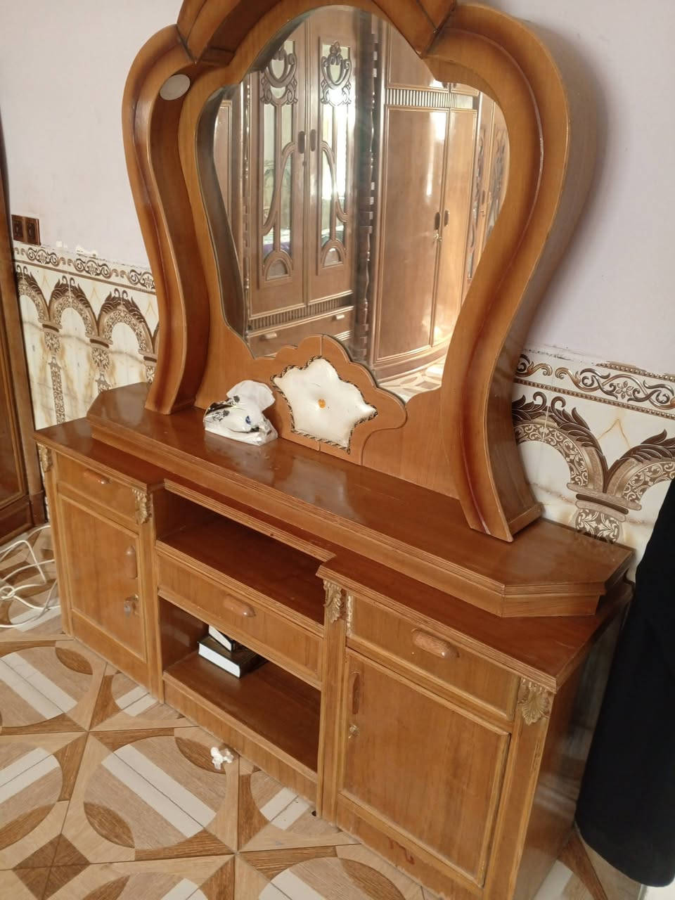 السلام عليكم من رخصت مديرالكروب غرفه 6بوب للبيع السعر850وبيه مجال بسيط العنوان بابل المحاويل الصباغيه 
رقم الموبايل ***********////***********
