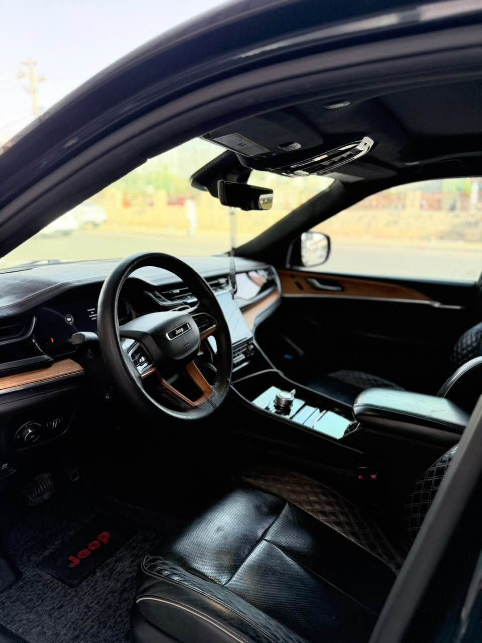 jeep grand cheroke summet 2023 
سەیارەکە فول مواسەفاتا
ڕاداری پێشەوەو تەنیشتەکان 
کامیرە ٣٦٠ 
داتاشۆ 
هەمو کوشنەکانی ساردو گەرمن 
دو کوشنی پێشەوە مەساجە 
سێ مۆد کوشن خەزن 
گێڕ ماوس 
دەبڵ ئەکسل و دەبەڵ هەوای
چوار شاشە 
برێک بەسمە
*********** 
پانۆ ڕاما
بەسمەو شەخال
ئاوێنە شەفت و کارەبای و ڕادار  
سندوق شەفت و شاپ
مەکینەی شەش پستۆن 
بۆنیتو چاملخی سەیاق پێشەوە گۆڕاوە 
چوار تایەی لۆکی لە ژێرە
مەکینە ٦ پستۆنی بێ تۆڕبۆ 
سحری ٣٦٠ محامەلە

2023 (Jeep Grand Cherokee Summit
 المحرك: 6 سلندر (بدون توربو)
 حالة البودي: تبديل بونيد وجاملغ أمامي جهة السائق فقط.
 الإطارات: 4 إطارات جديدة (زيرو).
أبرز المواصفات (فول مواصفات):
 الشاشات والعرض: 4 شاشات، شاشة عرض على الزجاج (داتاشو / Head-Up Display).
 المقاعد: جميع المقاعد تبريد وتدفئة، المقعدين الأماميين مساج، ذاكرة حفظ وضعية المقاعد (3 أوضاع).
 القوة والتحكم: جير ماوس، دبل أكسل، هيدروليك (دبل هوائي).
 أنظمة الأمان والرادار: رادار أمامي وجانبي، رادار على المرايا الجانبية.
 الكاميرات: كاميرا 360 درجة.
 الأبواب والصندوق: تشغيل بصمة، تشغيل عن بُعد (شغال)، صندوق كهربائي (شفط وشاب)، مرايا جانبية كهرباء وشفط، بريك بصمة.
 السقف: بانوراما.
 السعر: 360 ورقة ($36,000) وقابل للمعاملة.
 رقم الاتصال: *********** أربيل, العراق
