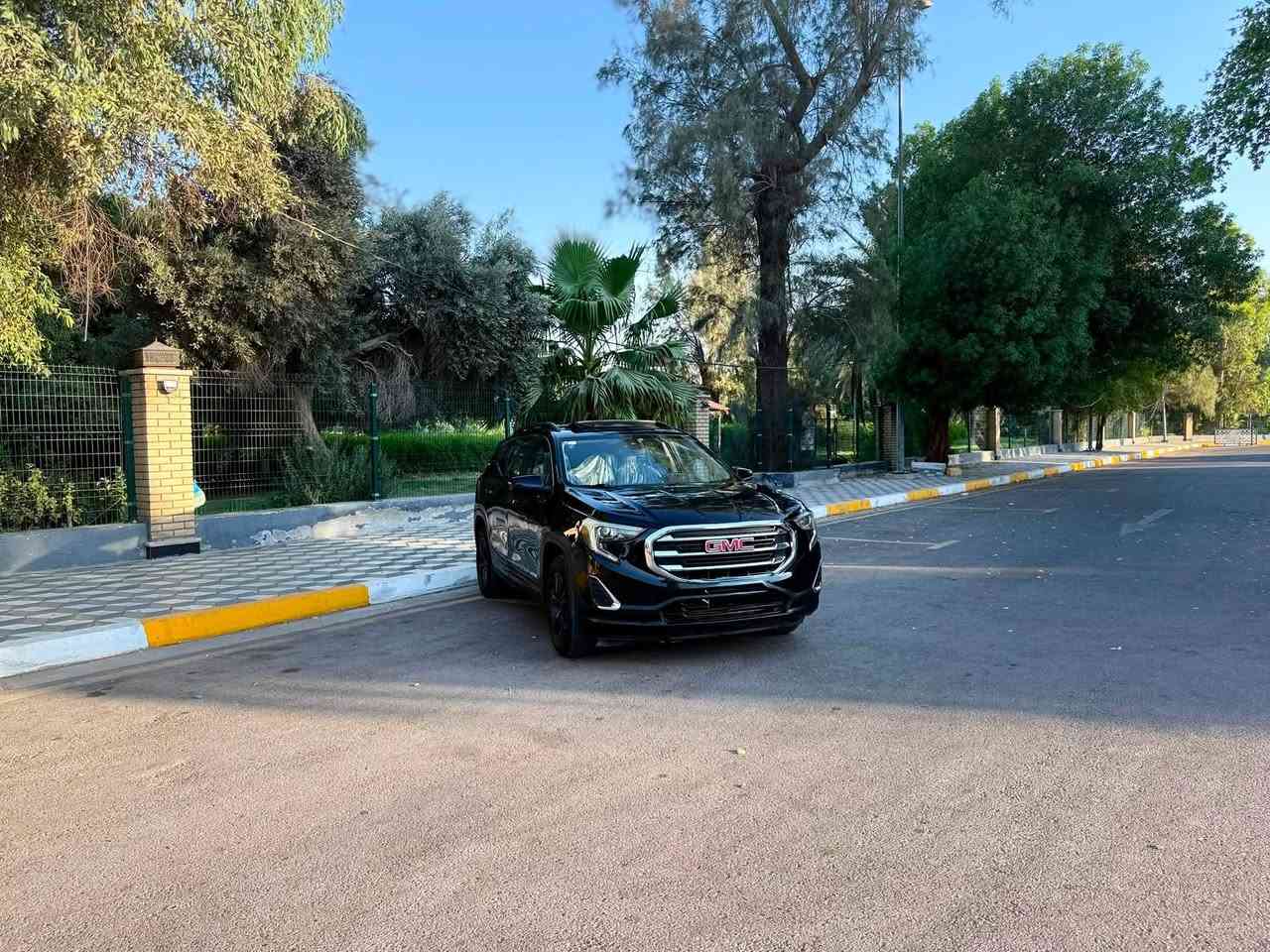 جيمس تيرين (GMC Terrain) موديل 2021 - AWD للبيع او المراوس
المواصفات الأساسية:

 الموديل: 2021

 نظام الدفع: AWD (دفع رباعي مستمر لثبات وأمان عالي)

 اللون: أسود ملكي مميز جداً

 المحرك: قوي واقتصادي في استهلاك الوقود 1500 تيربوا

المواصفات الداخلية والأنظمة الذكية:

 فتحة سقف بانوراما كبيرة لمتعة القيادة.

 كشنات مخمل فاخرة ونظيفة، مريحة جداً وتتحمل الاستخدام.

 كشنات أمامية تدفئة لراحة أكبر في الشتاء.

 شاشة كبيرة تدعم Apple CarPlay و Android Auto.

 كاميرا خلفية واضحة للمساعدة في الاصطفاف.

 نظام كير ماوس دوار عصري وسهل الاستخدام.

 تحكم ستيرن كامل (السرعة، الصوت، الرد على المكالمات).

 رادار أمامي لتحذير الاصطدام والمحافظة على المسار.

 تشغيل عن بعد (ريموت كنترول).

 دخول ذكي بدون مفتاح (Keyless Entry).

 تبريد ثلج في أصعب الظروف المناخية

.

 أنظمة سلامة متقدمة: ABS، ESP، كشافات ضباب، وغيرها.

وضع المتانة والنظافة (الضمان):

 السيارة جاهزة تماماً: محرك، كير، صدر، حدادة، كل النظم الالكترونية شغالة 100%. سيرفسها كامل وزيتها وفلاترها مغيرة حديثاً.

تفاصيل الحادث والصبغ (بمنتهى الأمانة):

 حادث أمريكا: بسيط جداً (فقط جاملغ جهة الصدر الأمامي) وتم تصليحه بشكل ممتاز 

وصبغه.

 في العراق: طخة بسيطة جداً بيبان صفحة الصدر (تم صبغهن على نظافة وبدون معجون قوي لحفظ جمالية السيارة).

 السيارة ومكفولة من أي نقص أو عيب مخفي، الشاصي سليم .

السعر: [160$ ورقة وقابل للتفاوض للجادين في الشراء]

مكان التواجد: [بغداد مدينة الكاضمية المقدسة]

رقم الهاتف للاتصال المباشر: [***********.     _.    ***********]
