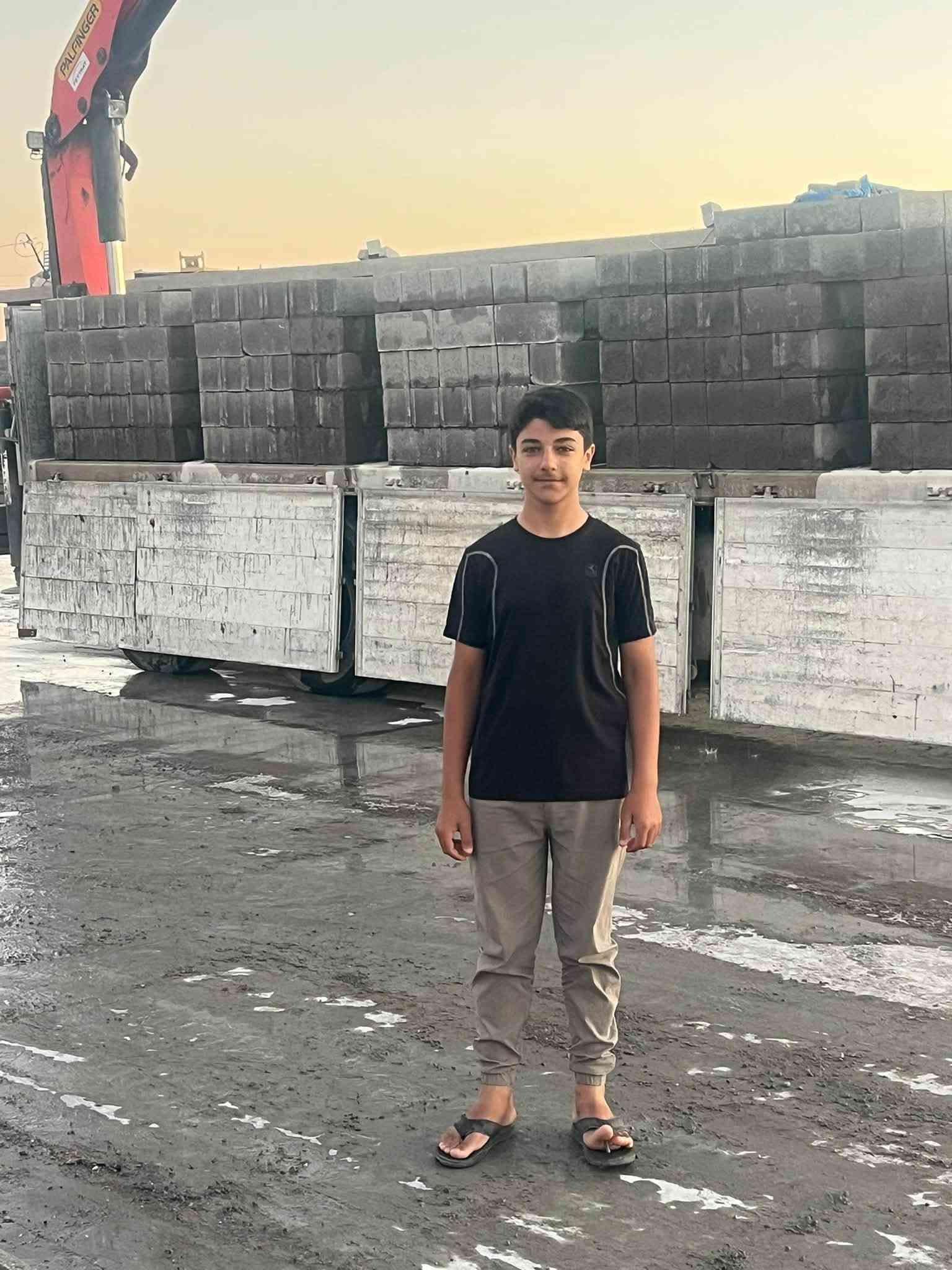 ***********

نص مكتوب في الصور:
- زميج
- سكلة عبد العزيز
- يتوفر لدينا كافة مواد البناء
- وبأسعار مناسبة جداً
- العنوان : خانقين
- خلف كراج بغداد
- هاتف ***********
