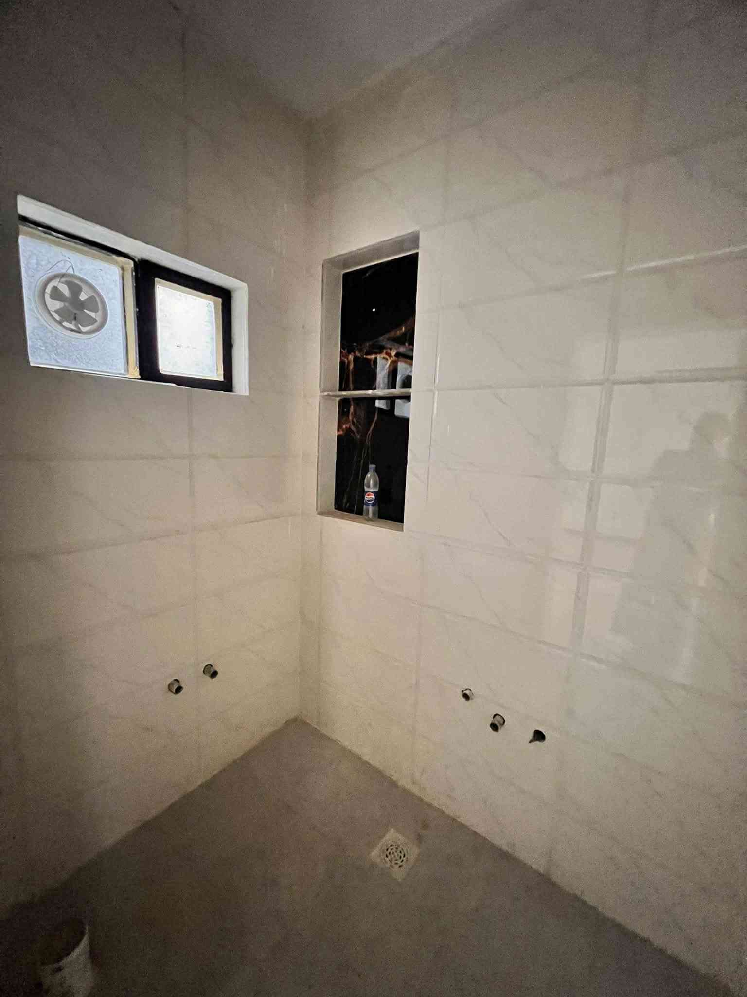 أكيد، هذه صياغة أقوى ومناسبة لإعلان فيسبوك:
🏡 بيت للبيع – فرصة مميزة

📍 الموقع: بداية الموظفين
📐 المساحة: 185 متر
🏠 جديد بالكامل – بناء 2026
🧱 بناء طابوك وتنفيذ ممتاز

✨ يتكون من:
• غرفتي نوم
• استقبال
• صالة
• مطبخ
• كراج سيارة
• حديقة
• طابق واحد بتوزيع عملي ومريح

⭐ بيت جديد، مرتب، وتشطيب ممتاز وجاهز للسكن

📞 للاستفسار ومعرفة السعر:
زيارة مكتب الخالدي للعقار – بداية الموظفين
📍 مجاور المدرسة الأهلية
📱 ***********

