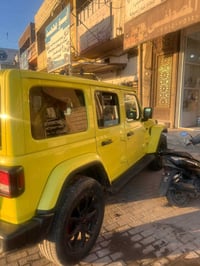 جيب رانكلر صحارى  موديل 23 محرك تيربو لون مميز ماشية 44 الف ميل سيارة ...