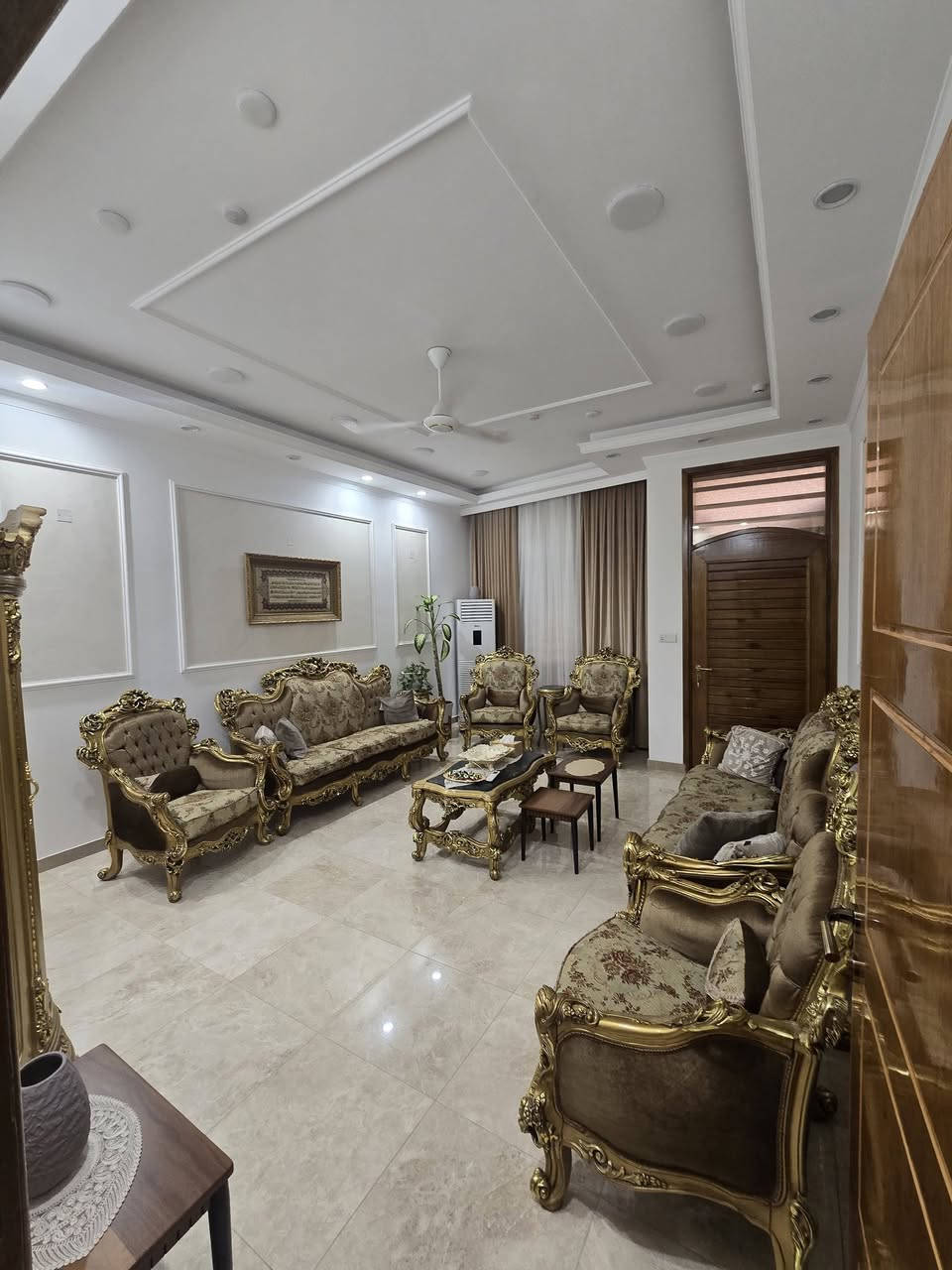 بيت للبيع في عواشة المربع الذهبي مقابل جامع المجراوي خلف مطعم بربر شارع ابو حوراء المحمداوي 
 المساحة 250 م²
الواجهة 10 م النزال 25 م
بناء حديث وجديد 2023 vip طابقين
البيت مبني باعلى مواصفات فنية 
مساحة البناء 200 م²
* الطابق الارضي يتكون من
كراج كبير مساحة 45 م²
مطبخ مؤثث بالكامل
صاله
استقبال للضيوف مع صحيات خاصة للضيوف
غرف نوم كبيرة عدد ثنين
صحيات عدد 2
سبالت الطابق الارضي عدد 5 - منها جداري 3 - كنتوري 2 - جديدة جدآ وبخالة ممتازة
* الطابق الاول يتكون من
صالة
مطبخ
غرف نوم كبيرة عدد 3 من ضمنها غرفة سويت كبيرة جدآ
صحيات عدد 2
بيتونة ومخزن
سبالت الطابق الاول 4 - منها كنتوري 2 - جداري 2 - جديدة جدآ  وبحالة ممتازة
السطح شتايكر مع فوم عازل حراري
منظومة تصفية مياه الاسالة
منظومة تحلية مياه الشرب
حساسات حريق للطابقين
سستم كاميرات فول HD 
سستم انترنيت
سخان عدد 2
مقطورة عدد 2
سقيفة كراج مميزة متحركة
لطلب السعر والاستفسار الاتصال على ***********
