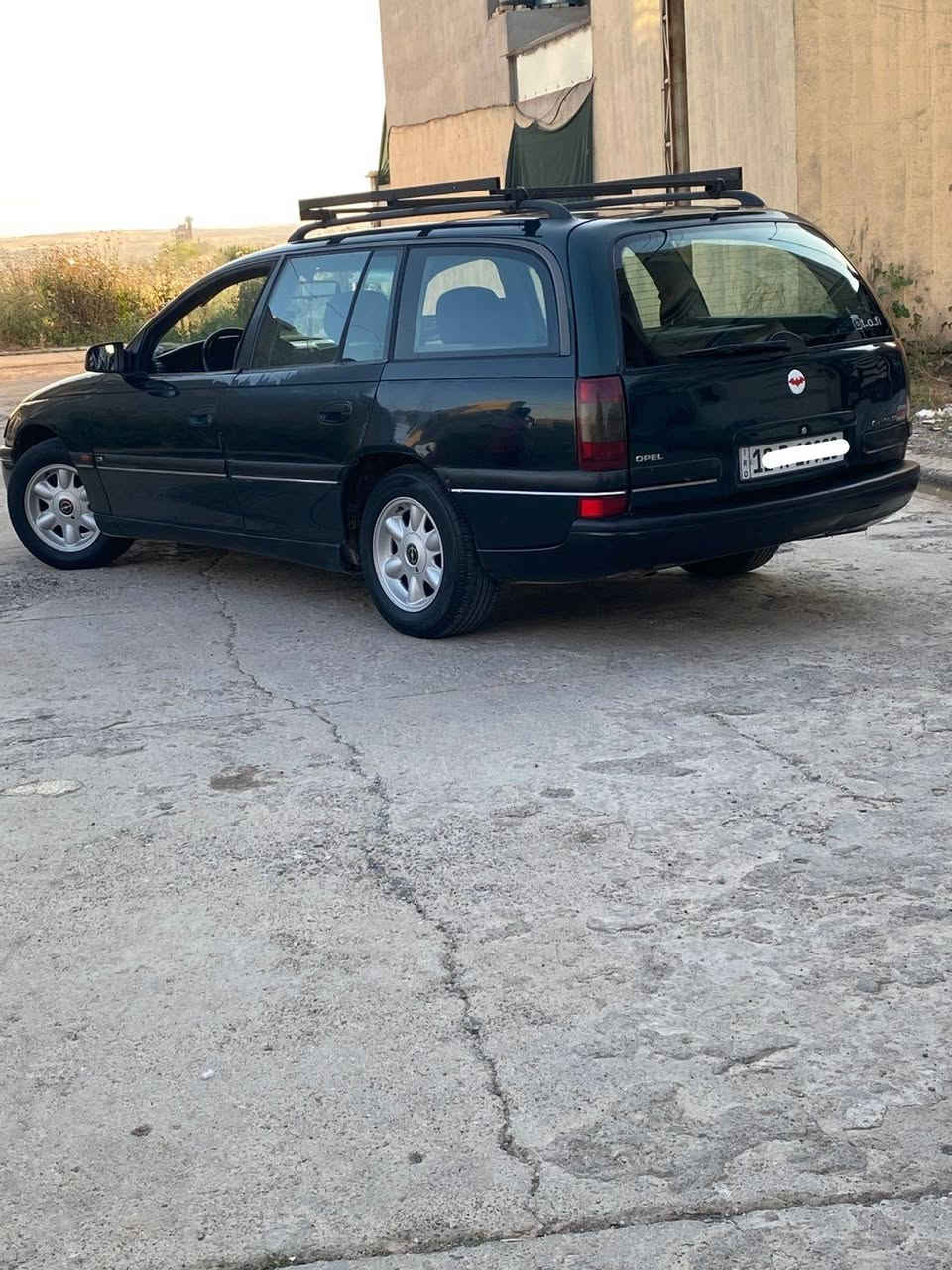 اوبل اوميكا موديل ٩٥ما بيها ضرر بس السقف مالتها مبخوخ مقحل كلشي بيها شغال جامات كهربائي  تايرات جديد بعدها وضع شركه شرط التحويل باسمي هزه جديده وسنويتها جديدها مكاني موصل ايسر رقمها اخو المميز والسعر محركها بي اثر صرف خاص  رقم موبايل ***********
سعر 40قفل
