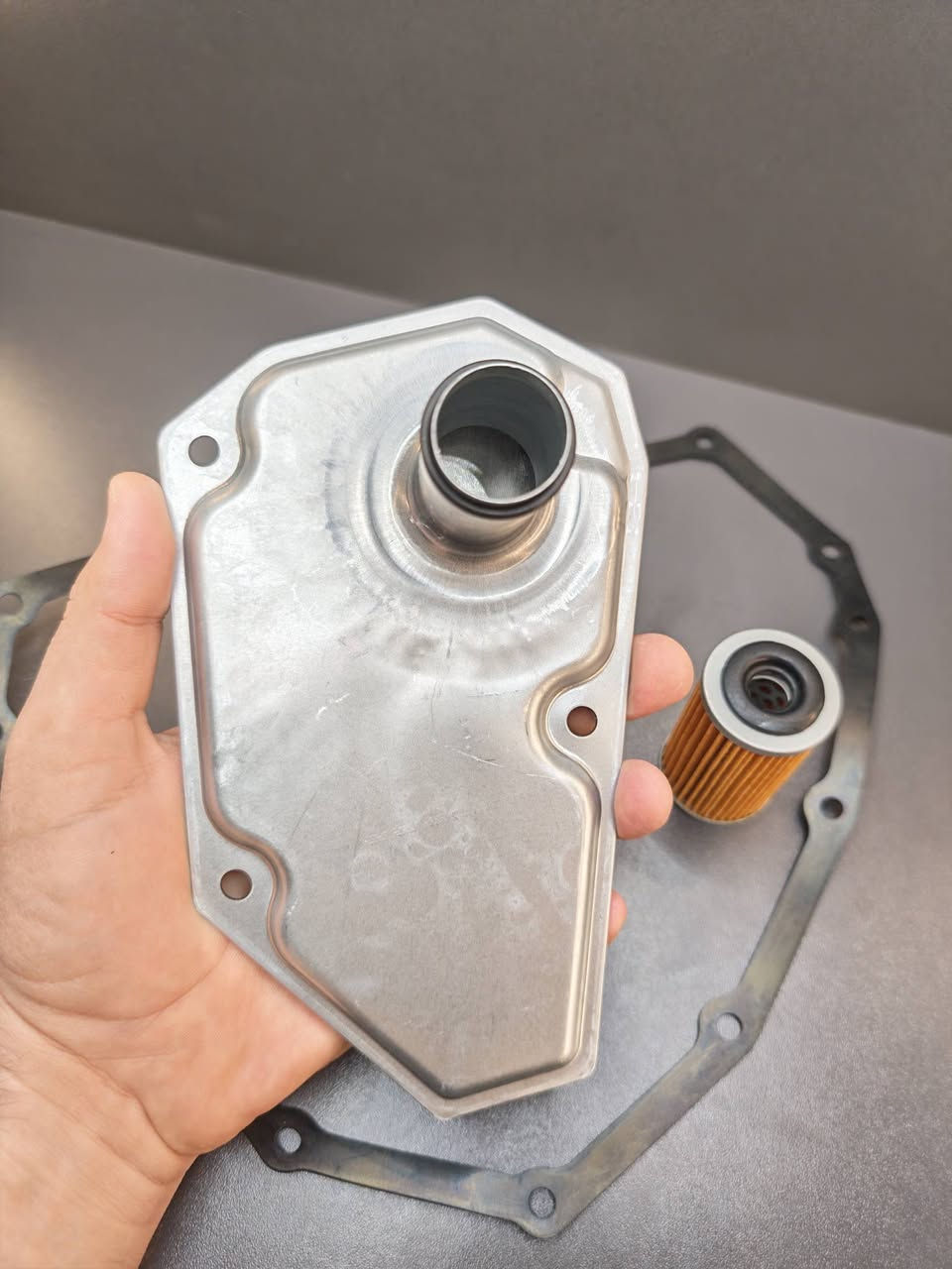 فلتر گير CVT لسيارات نيسان، جديد غير مستخدم
يوجد توصيل لكافة المحافظات ***********
مناسب للموديلات التالية :
 * نيسان صني (Nissan Sunny): من موديل 2012 إلى 2024
 * نيسان سنترا (Nissan Sentra): من موديل 2013 إلى 2021
 * نيسان ألتيما (Nissan Altima): من موديل 2013 إلى 2018 (لمحركات 2.5L)
 * نيسان جوكي (Nissan Juke): من موديل 2011 إلى 2017
 * نيسان إكس-تريل / روج (X-Trail / Rogue): من موديل 2014 إلى 2020
