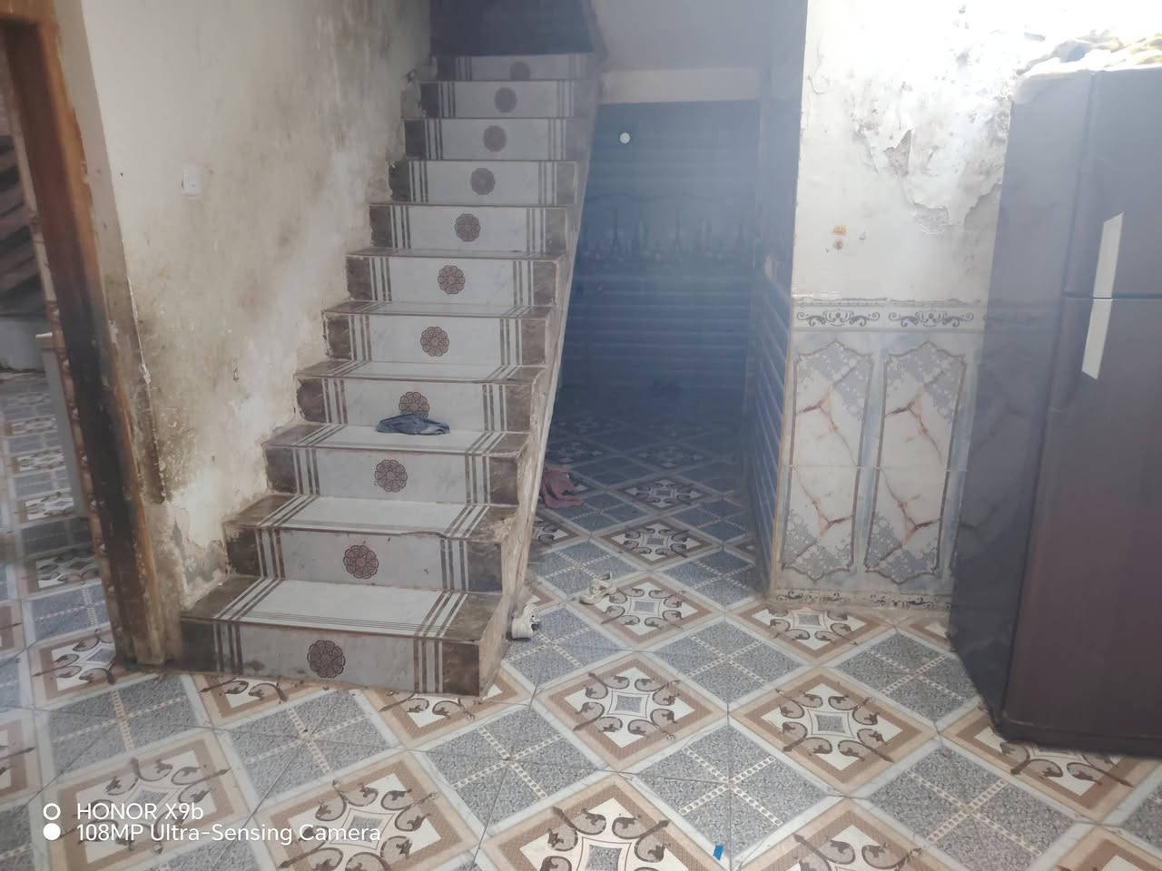 سلام عليكم  بيت للبيع مساحه 200متر يحتوي عل 2غرف وصاله
وستقبال ومطبخ حمام  وصحيات خارجيه عدد مناور 2 
بناء قديم مرمم جديد سقف عكاده عنوان زين القوس شارع 
المدارس بل شارع مال مختار حسين عبد علي الستفسار عل رقم ***********
