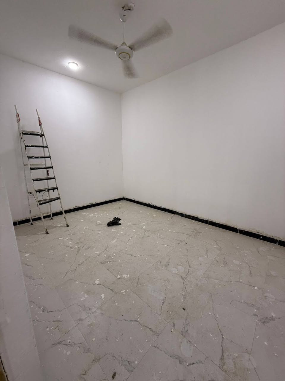 السلام عليكم بيع مستعجل
بيت ١٠٠م خلفي طابو صرف بسمي حي الفداء شارع ابو لبنان مقاطعه٢٤ بناء حديث طابوق وصب كونكريت غير مسكون 
غرفه وصاله وستقبال وصحيات داخلي وخارجي ومنور ومطبخ مغربي سعره ٦٧ مليون  رقمي ***********

