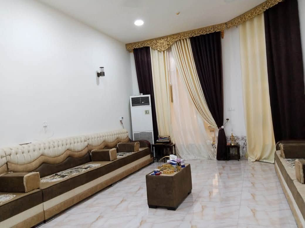 مزرعه مساحتها نصف دونم (1250)متر مشيد عليها دار نوع العقار ملك طابو الكاظميه بناء حديث 2021 طابقين يحتوي الطابق الارضي على صاله 7x4 غرف نوم عدد 2مساحة 5x4 وهول داخلي 9x4 و مطبخ 6x4 وصحيات  الطابق الثاني  غرف عدد 2 مساحة كل غرفه 7x4 وهول 9x4 ومخزن  خدمات ماء أساله وكهرباء وطنيه ومولد تبليط لحد باب البيت يعني خدمات فول وتكدر ترتب الارض شوية مثلا اضافة مسبح وشغلات وتسويها فيلا سياحية للايجار اليومي العنوان التاجي عبور ذراع دجله منطقه 27 الحماميات تبعد عن الشارع العام 1000 م للأستفسار 
فقط رقم الهاتف ***********
