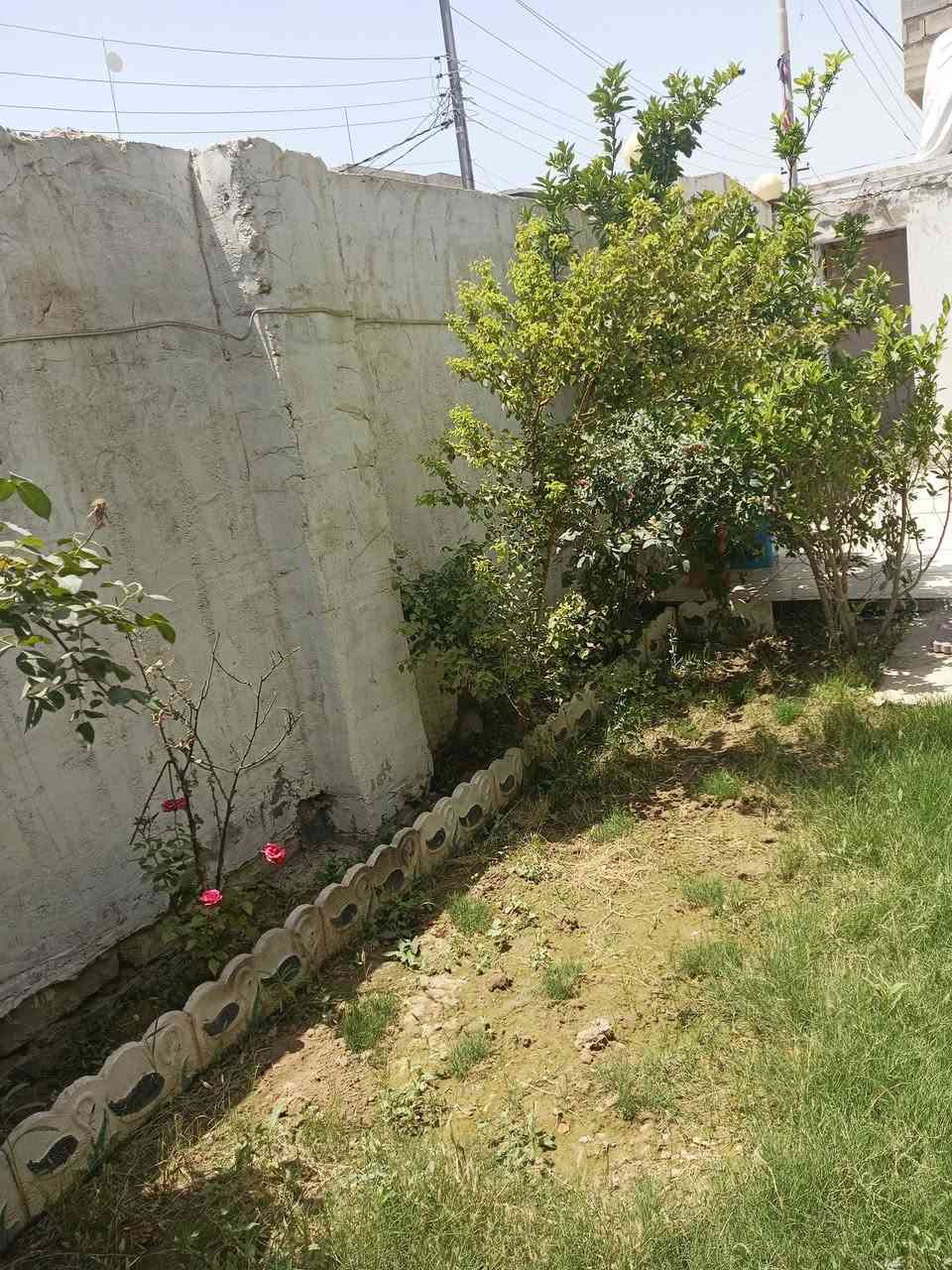 السلام عليكم بيت للبيع في الجولان الثانيه قرب برج الكاميرات طابو زراعي 
محتويات البيت 
غرفتين نوم 
صاله 
استقبال
گراج وحديقه
مطبخ
المساحه 250
الواجه12ونص
السعر 68 وقابل للتفاوض 
***********
