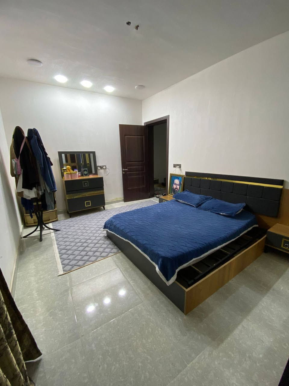 اقره الكليشه زين
سلام وعليكم عندي بيت 186متره وبناء 150  طابق ونص طابق الاول غرفتين نوم حمام2 وتواليت1 وحولي كبير ومطبخ واستقبال وكراج يكفي سياره واحد وحديقه أما طابق الثاني يوجد بلكونه وغرفه بصف البلكونه يرادله ترتيب مثلا كهربائيات وكاشي  موقع الدار الهياكل قرب شارع 60 سنه البناء 2025 سعره 165وبي مجال بسيط رقمي *********** مستعجل عل بيع الله شاهد المفروض يكون. سعره 220او230 بس لين متوازي وصار عندي ضرف سند17 ومعروفه الهياكل كلهه سند17
