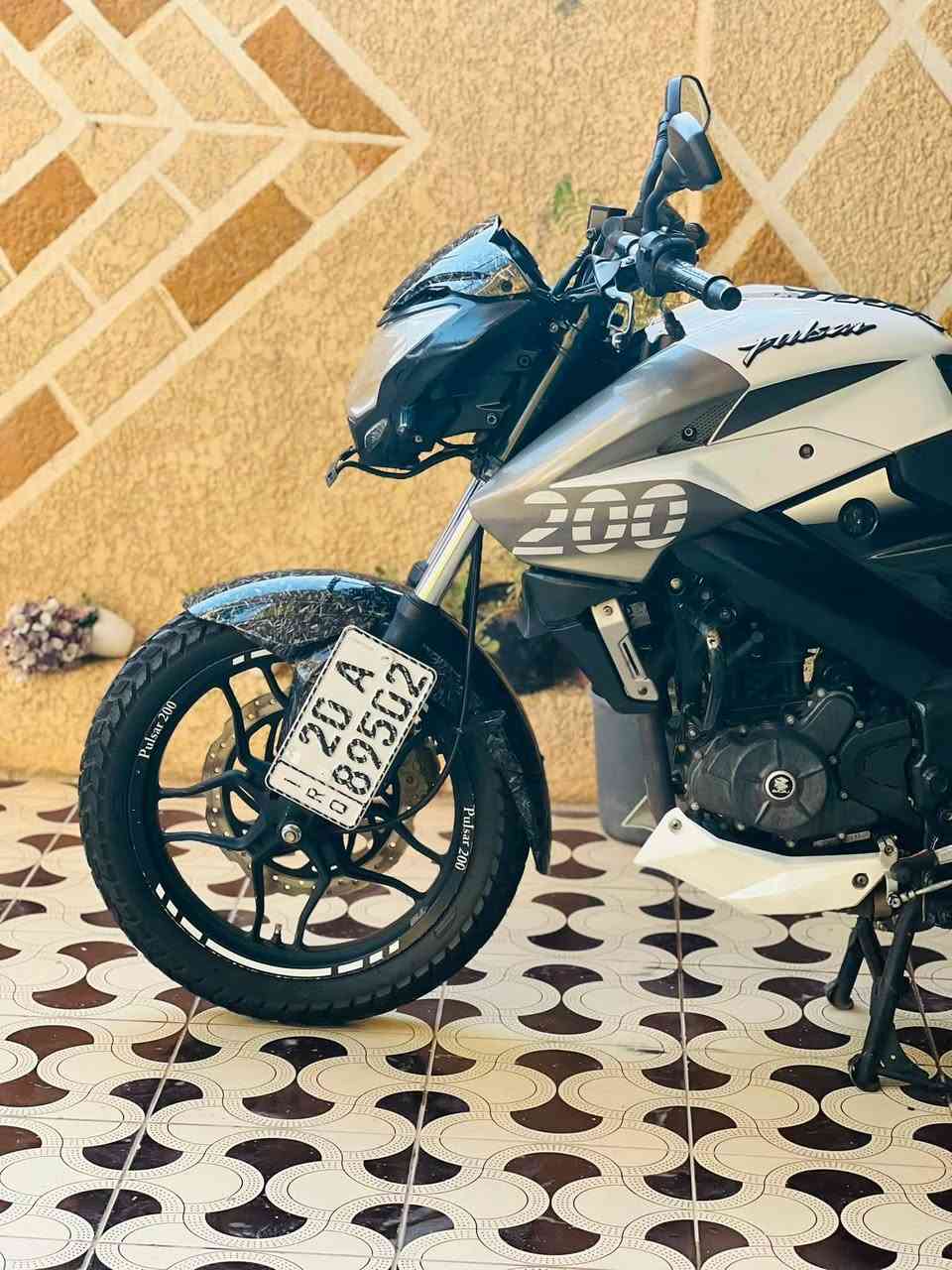 يا الله 
سلام عليكم 
بولسر ان اس 200cc موديل 2021
تبريد راديتر 6 كير
 عليها طلاء كاربون فايبر  دراجه جديده 
برغي مناقصها تحويل ثاني يوم 
ادامه كامله عليها بلكات NJK 
ودهن لوكاس وفلاتر شوته ودهن جدد 
مكاني. ديالى بعقوبه. 
ستفسار ***********. 
اتصل ودلل.
