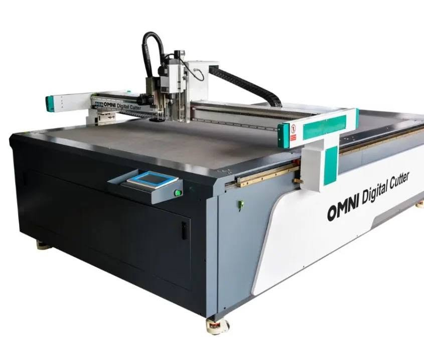 شاشة كونترول • ماكينة CNC • قص رقمي