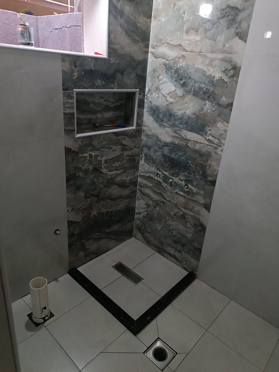 شغل سيراميك ارضيات جدران متفرغ حالين بالموصل شغل على مستوه 0771981136واتساب أو تصال ***********
