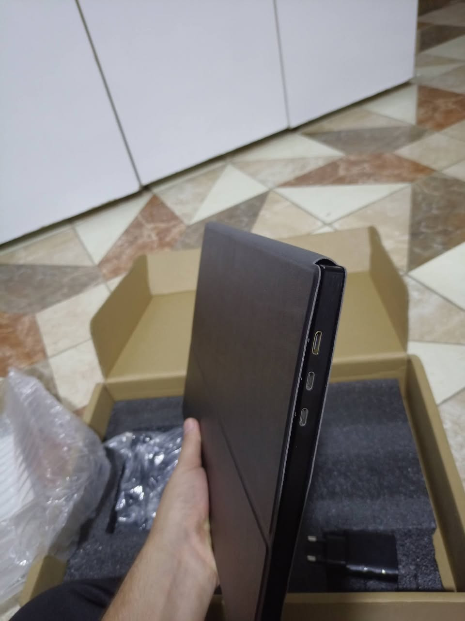 شاشه لمس ماركه ZEUSLAP محموله للكيمنك والمصممين☑️
تربط على( الموبايل+الحاسبات+pc+ستلايت)

قطعه كبس شركه ( غير مستعمل)☑️

شاشه Slim بدون حواف ☑️

لأهل الكيمنك +المصممين☑️حجم 16☑️

مختومه كامل ملحقات🎁👇🏻

(كفر مغناطيسي مقاوم للماء+شاحن+كيبلات)

على أول تم 135 الف 

🚫ملاحظه متوفر حجم 14.5 لمس محمول بسعر 100 الف🚫 

يوجد توصيل جميع المحافظات🚕
للتواصل ***********

نص مكتوب في الصور:
- Wake up Stand-by
- if the connected product is in standby mode, Touch with two fingers You can wake up the product
- Hi
- Can I help you?
- 4 of 13
- سعرها الكل AI المحتوى المطابق مرئيّاً نبذة باستخدام الذكاء الاصطناعي يتراوح سعر شاشة ZEUSLAP P16T المحمولة مقاس 16 بوصة التي تعمل باللمس عالمياً بين 135 إلى 150 دولاراً أمريكياً (ما يعادل تقريباً 175,000 إلى 210,000 دينار عراقي حسب أسعار السوق المحلية وتكاليف الشحن والتوصل). 1+ Tradeinn INN facebook.com facebook.com السلام عليكم شاشة لمس ... سلام عليكم جديدة بالكارت... هل هذه النتائج مفيدة؟ نعم لا شاشة محمولة EUSLAP... البحث عن الجودة شاشة م...