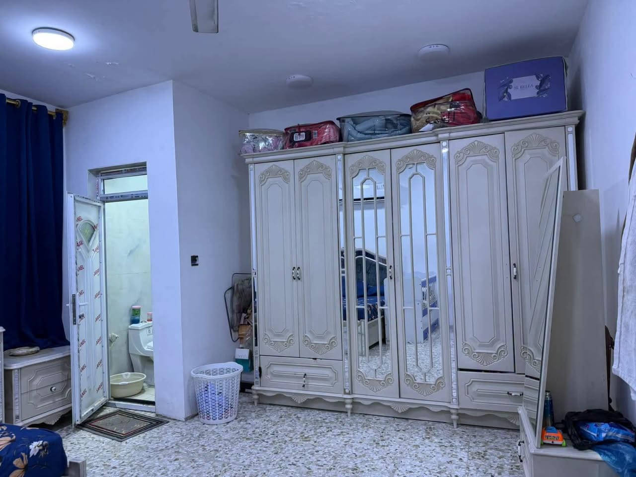 تابعني متخسر شي للبيع فقط مشتمل مساحه ٤٦ متر وجه ٥متر و٧٥ ونزال ٨ ونص بناء مسلح طابقين ٢٠٢٣ يتكون من صاله ومطبخ وخدمات وحولي وترك وطابق الثاني غرفتين نوم وخدمات وبيتونه وسطح مكانه شرطه الرابعة شارع مطعم كباب أبو عرض شارع ٢٠ متر سعر ١١٥ بي مجال انشالله للاستفسار اتصل مكتب دارك للعقار واتساب *********** ***********
