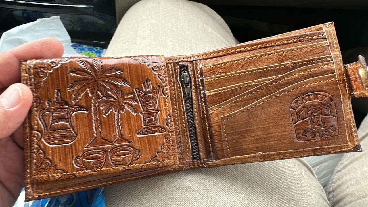 فقدت محفظة بنية اللون صورتها مدرجة ادناه

تحتوي بطاقة موحدة بإسم ياسر احمد عبدالواحد 
مواليد 2012
بداخلها رقم هاتف صاحب المحفظة

على من يعثر عليها الرجاء الاتصال على الرقم الموجود داخل المحفظة أو الاتصال على الارقام التالية:

***********
***********
