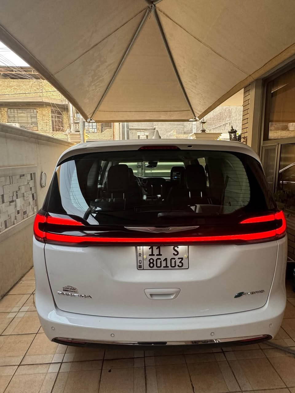 🚘 للبيع Chrysler Pacifica Hybrid موديل 2022 فول مواصفات
• الموديل: 2022
 • المحرك: هايبرد (بنزين + كهرباء) V6 سعة 3.6 لتر + محركين كهربائية
 • القوة: 260 حصان
 • ناقل حركة: أوتوماتيك (e-CVT)
 • الدفع: أمامي FWD
 • الممشى: 94 كم فقط (جديدة كلش)
 • اللون: أبيض لؤلؤي

✅ المواصفات:
 • داخلية جلد فخم بلون أنيق
 • مقاعد كهربائية مع تبريد وتدفئة
 • نظام ترفيه خلفي مع شاشات
 • شاشة وسطية لمس + نظام ملاحة
 • كاميرات محيطية 360°
 • مثبت سرعة ذكي + تحذير مغادرة المسار + رادار مانع تصادم
 • تشغيل بصمة + دخول ذكي
 • USB + بلوتوث + Apple CarPlay / Android Auto
 • إضاءات LED أمامية وخلفية
 • رنجات كروم أصلية

⸻

📌 السيارة فول مواصفات وكالة، ماشية 94 كم فقط، صافية وما ناقصها شي.
📌 هايبرد اقتصادية (بنزين + كهرباء)، تمشي كهرباء بحدود 50 كم والمجموع يوصل أكثر من 500 كم
ملاحضة السيارة وارد امريكي بدون ايرباك بيها جاملغ خلفي فقط صبغ مكاني الدورة *********** السعر 245 وبية مجال
