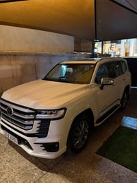 لاندكروزر VX • ٢٠٢٥ • ماشيه ١٧٠٠٠