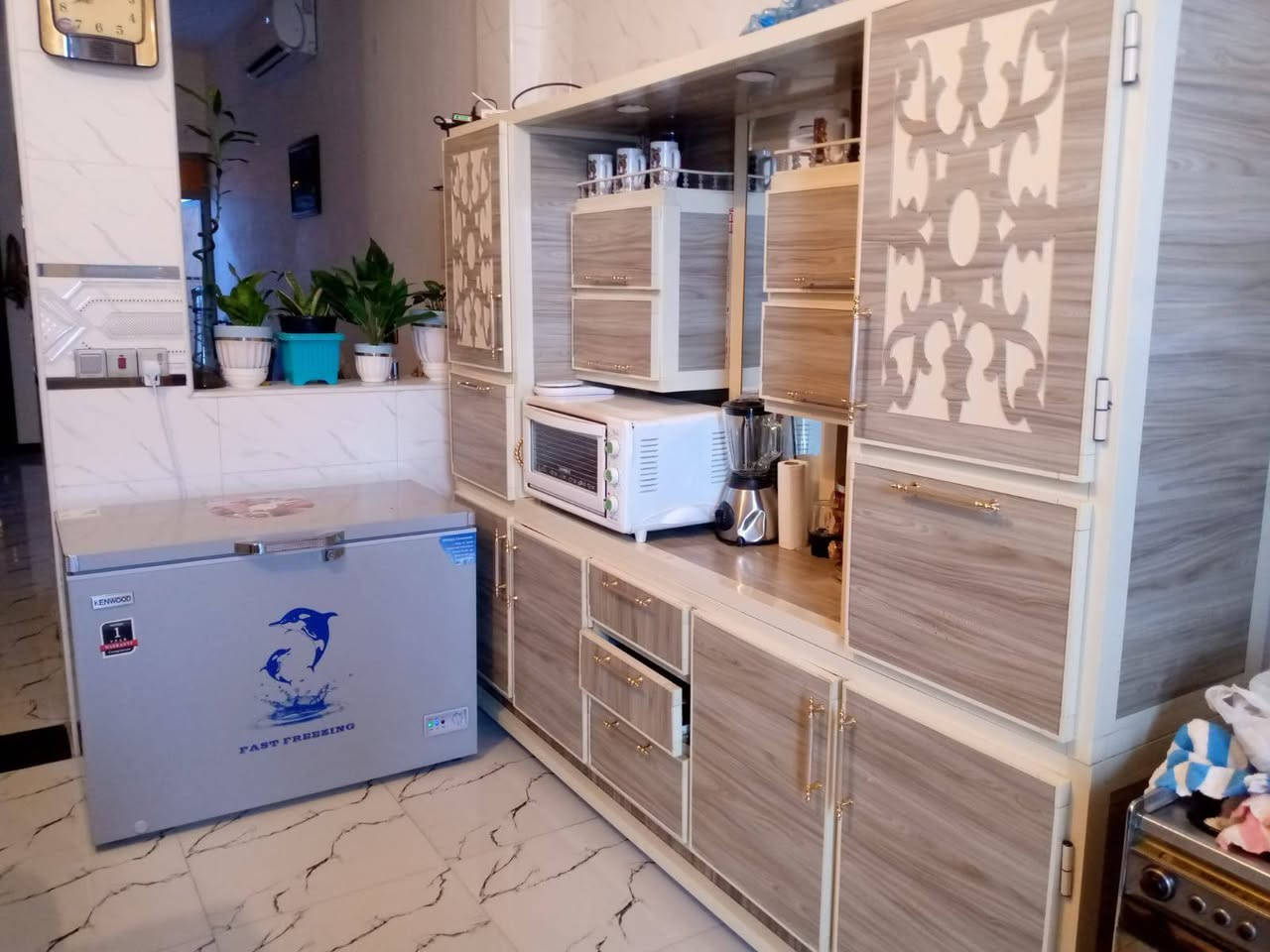 كونتر وطباخ وفرن ب٢٠٠ فقط الشراي يتصل***********
