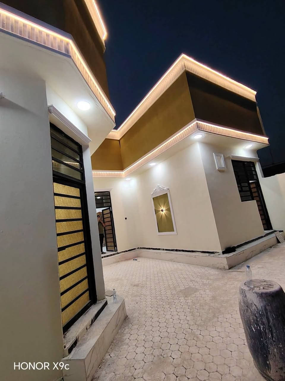 دار للبيع المساحه 200متر🏠
في البصره_شط_العرب_الجزيره 
اليوبه قرب م̷ـــِْن المدارس
يحتوى هاذي الدار علـّۓ 
3غرف منام، أسقبال مطبخ،صاله،
صحيات داخليه خارجيه مناور مع كراج 
جاهز للسكن تسليم مفتاح🔑
الخدمات كامله
نوع طابو صرف زراعي مالك عراقي بيع مباشر
السعر بس ب80مليون وبي مجال للشراء فقط 
للأسفسار 📞
***********📞
***********📞
