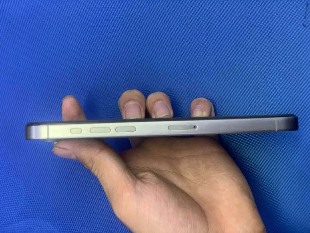 ايفون 15 برو ماكس للبيع نسخه الشرق الاوسط  مبدل فقط شاشه اصليه ام التلث خيارات   مساحته 256 بطاريه 88 بلاديه شاصي وضهر شخط مابي السعر 900 وبي مجال حك جيه للاستفسار عله الرقم *********** عنوان بصره ياسين خريبط

نص مكتوب في الصور:
- 6:31 القطع والخدمة تجمع Apple سجل تاريخ القطع والخدمة، وهذا السجل يعرض معلومات عن هذا الـ iPhone وحالته وتفاصيل إصلاحه. معرفة المزيد... سجل تاريخ الخدمة الشاشة غير معروف
- 6:32
- حالة البطارية
- عادية
- تعمل بطارية iPhone هذه على النحو المتوقع. حول البطارية والضمان...
- الحد الأقصى للقدرة
- 88%
- هذا قياس لقدرة البطارية مقارنة بقدرتها عندما كانت جديدة. قد تتسبب القدرة المنخفضة بتقليل ساعات الاستخدام بين عملية الشحن والأخرى.
- عدد الدورات
- 1001
- هذا هو عدد مرات استهلاك iPhone لقدرة البطارية. معرفة المزيد...
- تاريخ التصنيع
- أكتوبر 2023
- أول استخدام
- ديسمبر 2023