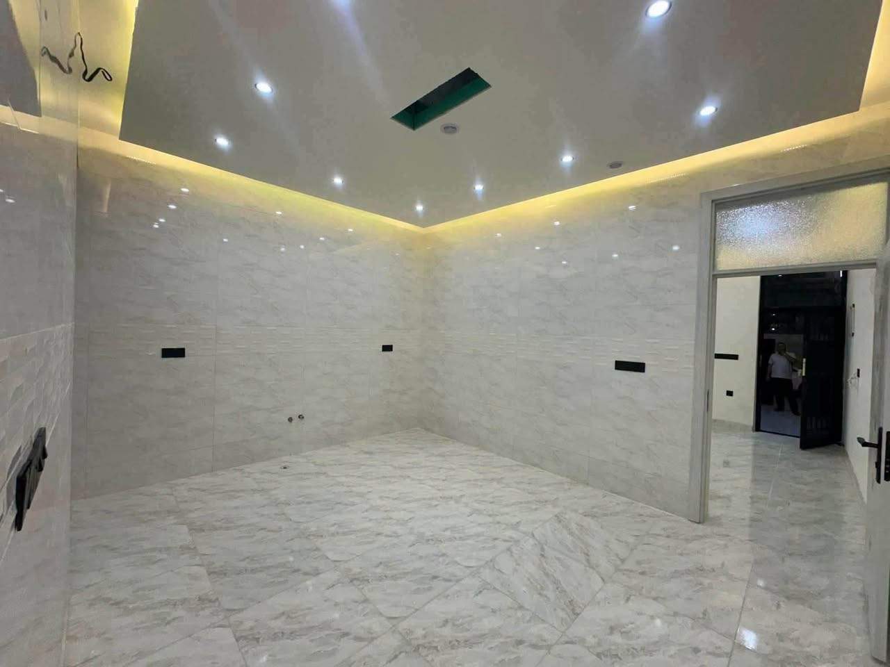 دار للبيع 100 متر طابو صرف 
موقع كركوك حي الاسرى قرب مسجد قباء
طابق اونص 
يحتوي على غرفتين نوم ودرج خارجي وبناء حديث فول مواصفات
موقع حي الاسرى قرب مسجد قباء 
السعر 105 مع المجال 
***********
مكتب سما كركوك
