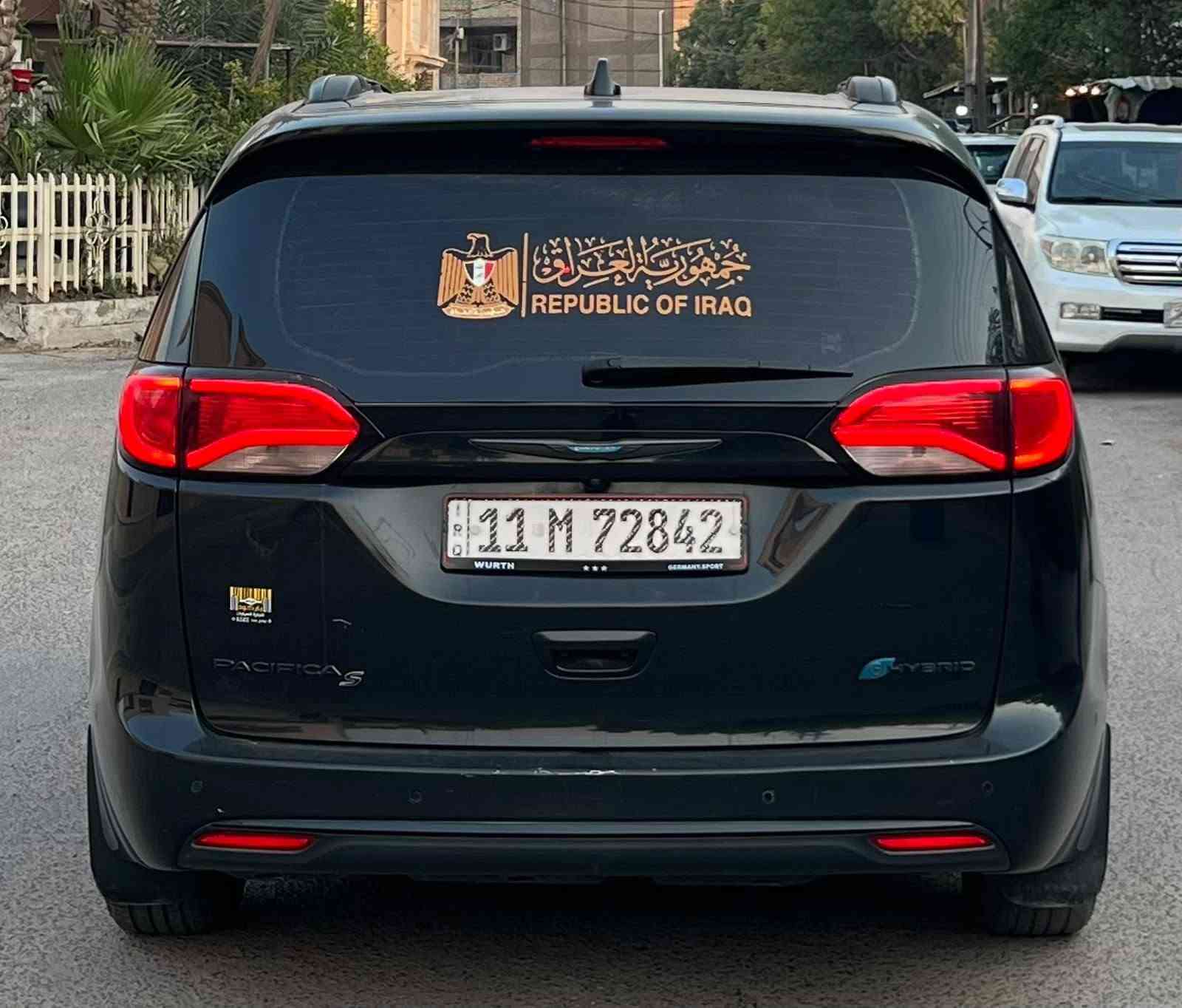 السلام عليكم 
كرايسلر باسفيكا 2020 فئة S فول مواصفات 
بليكن بانزين وهايبرد وشحن 
وارد أمريكي بيه فحص سونار ابيع على سونار 
بدون حادث بدون ايرباك بدون دواخل كير محرك 
مكفول تقرير سرقة

رقم بغداد بأسمي مشروع وطني تحويل مباشر 
بيه كتاب تضليل بأسمي مو موافقة مرورية 
تريد تسجله بالمرور او تلغي حسب رغبة المشتري 

المواصفات : بصمة - بصمة ابواب - تشغيل عن بعد 
بانوراما - كشنات جلد - كشنات الامامية تدفئة وتبريد 
ستيرن تدفئة -5 كاميرات محيطية - رادارات 360 درجة 
حساسات - اوتو بارك - تحديد مسار - قيادة الية
كشنات VIP - بيبان كهرباء و جنطة كهرباء تفتح بالقدم
اشاير بل مري - تبريد مركزي - 3 شاشات خلفية
شاشة كبيرة - كامرة دوارة - فول تحكم ستيرن 
الشحنة الوحدة تمشي 550 كم - LED امامي 
لايت زنون - هيتر بل مري - مري شفط 
كشنات قلابة - محرك 6 سلندر 3600 
بلوجكتر - هندبريك دكمة - وبعد بيه مواصفات أخرى 
مكان السيارة بغداد الدولعي قرب الكاظمية 
للتواصل والاستفسار على الارقام التالية 
***********
***********
***********
