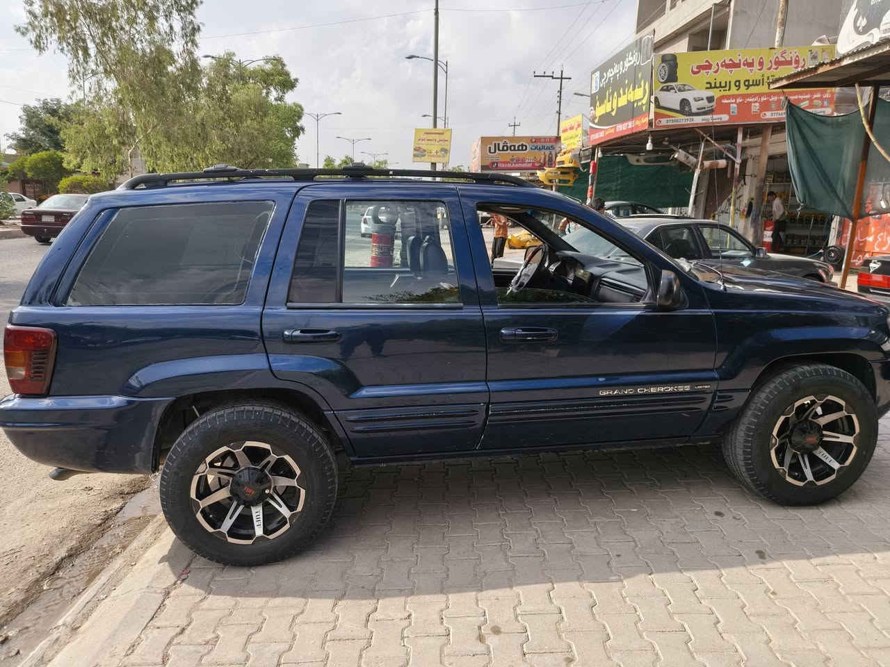 jeep GRAND CHEROKEE LIMITED2000 V8 4.7
جيب شروكي  موديل ٢٠٠٠ سيارة ٨ سلندر 
ثلاث قتع سبوغ 
تبريد كيرو محرك شرت لاسرف سيارة نضيف 
رقم سليماني  باتري جديد  كارةبايي كلة شرت شغال 
مكان سيارة بل كركوك   سعر ٥٨ معاملة 
رقم  ***********
