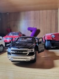 للي يريد يتميز شوي مجسم RAM 1500 2019 لون اسود مع تطعيمات نيكل ومختم 1...