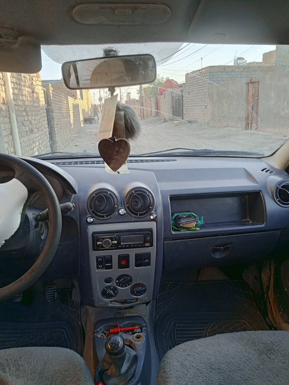 السلام عليكم عندي سياره رينو اربعه راكب محرك وكير ع شرط سعرها 27 مكان سماوه قضاء الخضر الرقم ***********
