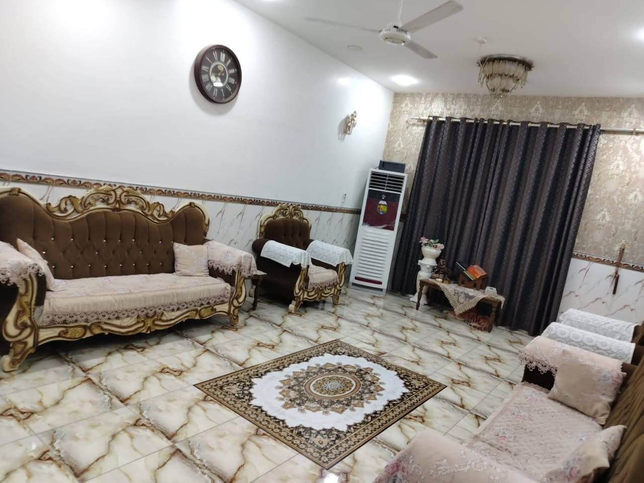 بيت للبيع في الصويره على شارع المطار جاهز للسكن قريب على الشارع العام قريب على عماره فلاح مساحته ٢٨٥ متر يحتوي على غرفتين نوم وصاله واستقبال ومطبخ حار وبارد وصحيات داخل وخارج البيت وبيتونه مفصوله ترهم غرفه ثالثه او مخزن وبي ومحل البيت كلش حلو ومرتب للتواصل على هذا الرقم *********** السعر ٨٠ مليون وبي مجال
