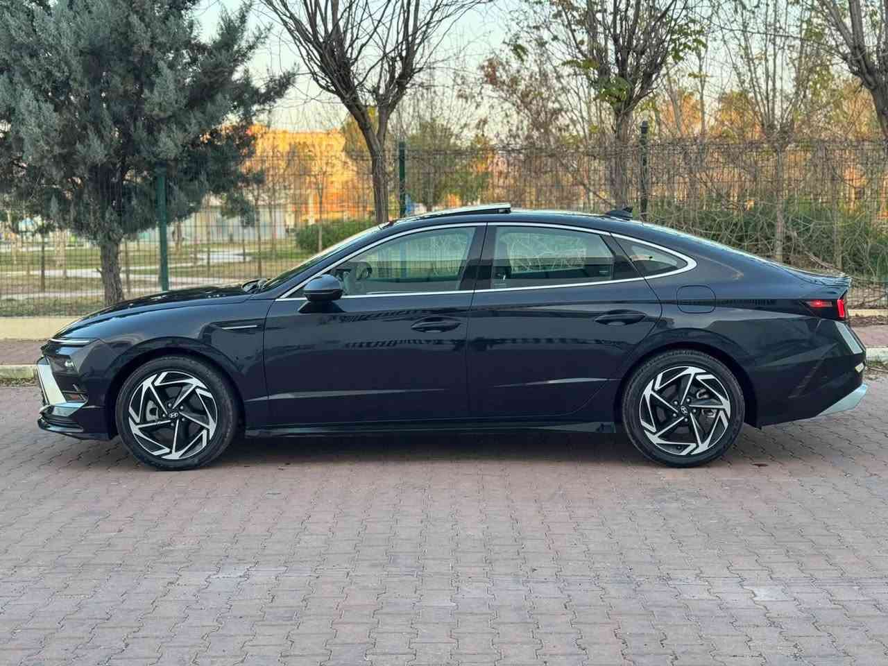 سوناتا ٢٤ شكل جديد بدون صبغ / SEL بانوراما
حجم المحرك ٢٥٠٠ تنفس طبيعي /
ماشي ٢٣ الف مايل 
بدون صبغ بدون دواخل رقم شاصي مرفق / ايرباك ستيرن وبرده / ليبل واحد فقط الدعاميه خلفيه مبدله 
المواصفات / بانوراما 
بصمه باب وبصمه تشغيل وتشغيل عن بعد 
كرسي السائق كهرباء / 
ويل كب ١٨ / 
رادار ٣٦٠ / شاشه الكتروني كامل 
هندبريك بصمه / اوتو هولد / وضعيات قياده ٣ / شاحن وايرليس تلفون / كاربلاي 
رقم اربيل جديد 
مكان اربيل 
السعر ١٩٥ بي مجال 
*********** واتس واتصال
