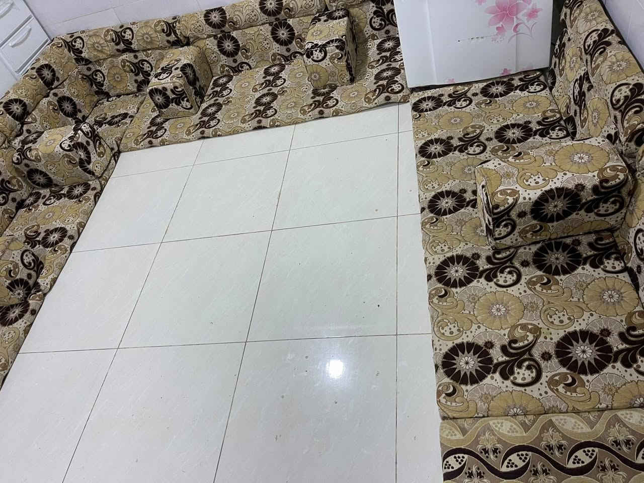 جلسه سعوديه الاصليه حبيبات مضغوطه وجهين نضيفه ١٣ متر سعره ١٨٥ المكان مجمع الاميرات لاتصال *********** النجف, العراق
