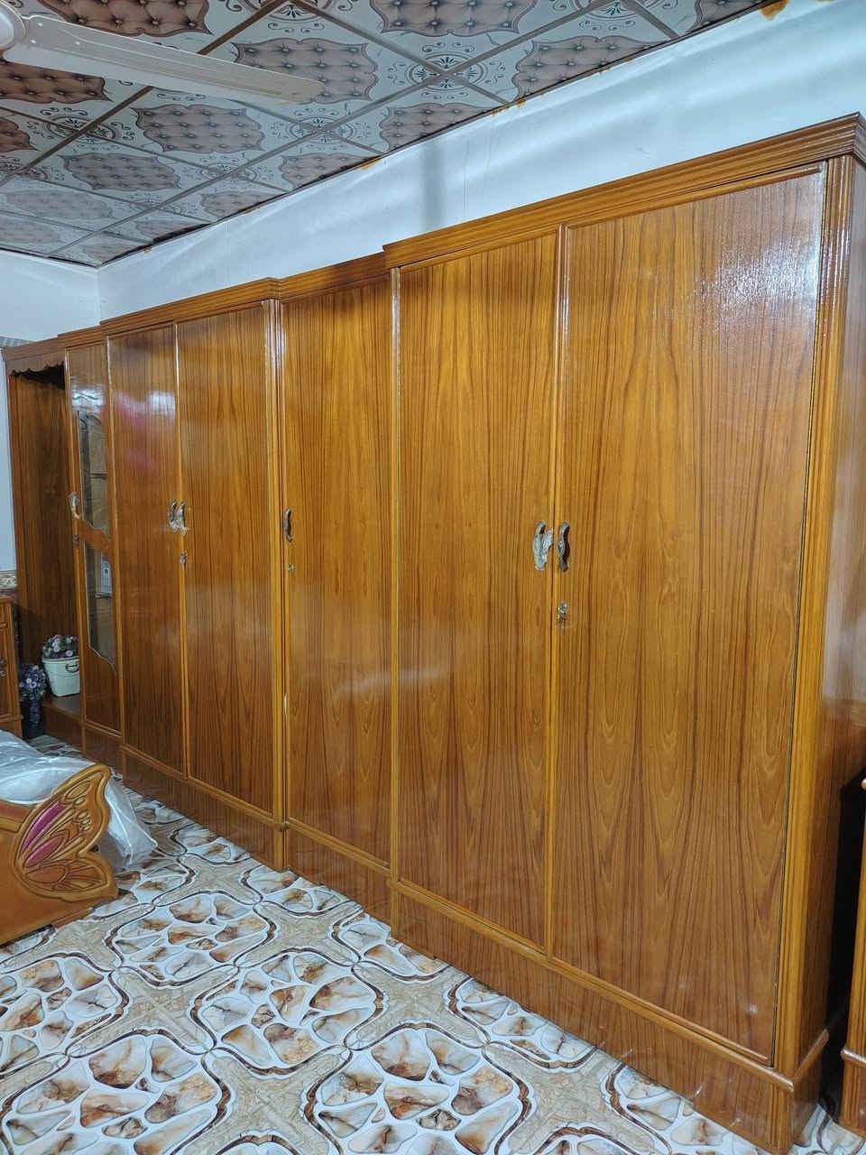 غرفه اخشاب تسكام نضيفه كلش ستوني مسويهه ماصارهه 3اشهر جديده او حلوه *********** السعر 900او بيهه مجال
