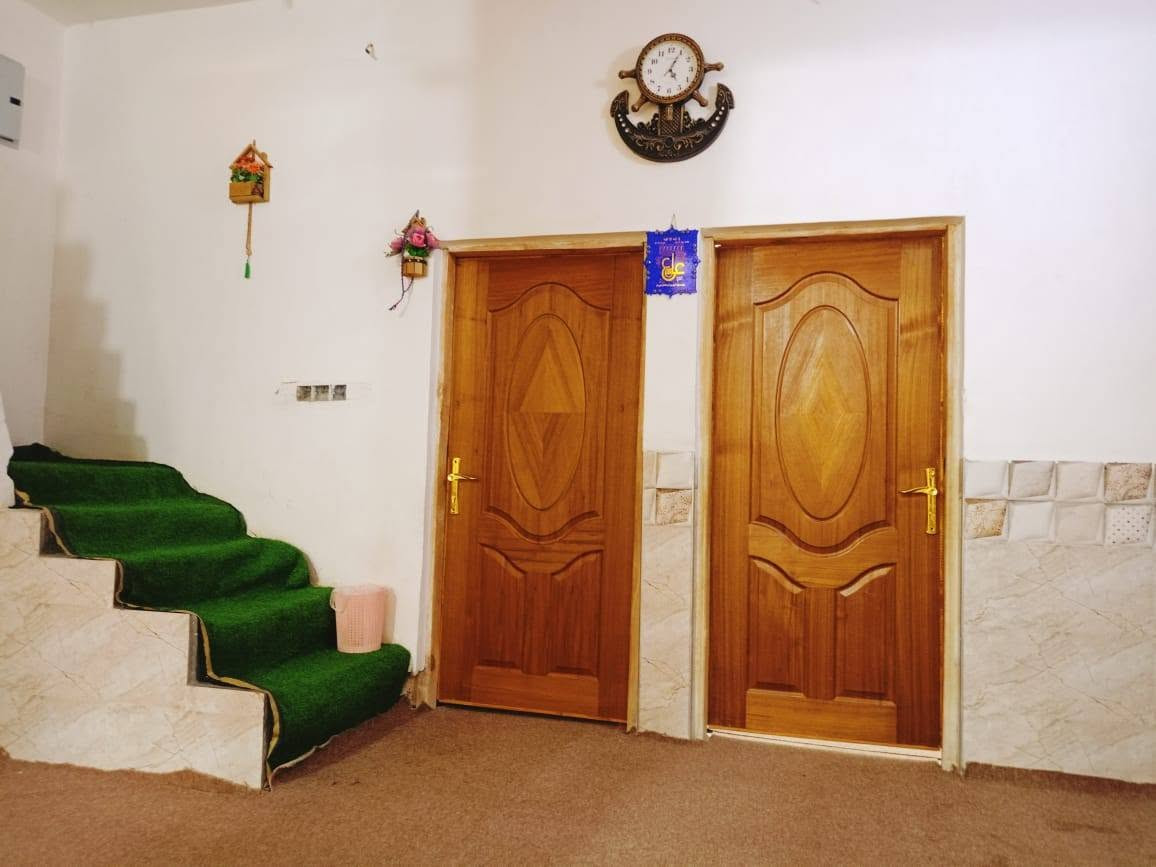 سلام عليكم بيت للبيع 100 متر مربع. كربلاء  الامن داخلي. 3 طوابق كامل من بورسلين كامل 
الستفسار عل هاتف ***********
