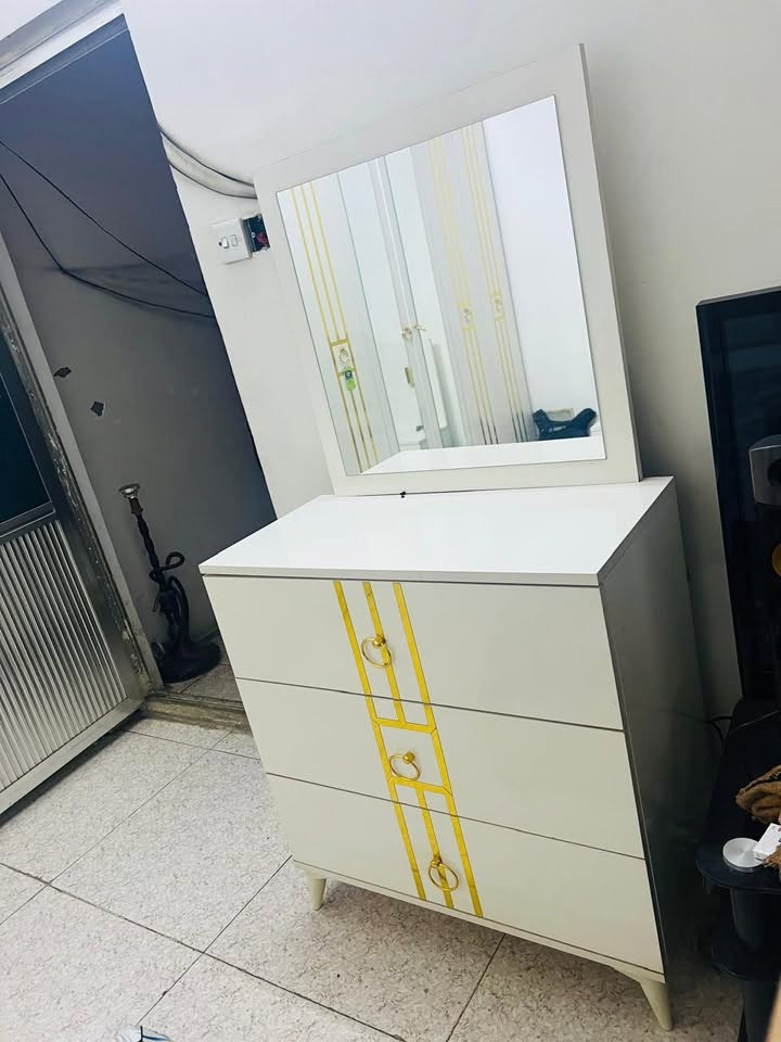 غرفه ٥ قطع تركي مابيها اي ضرر حتى شخط مابيها سعر ٦٠٠ شراي ويريد تفاصيل اكثر يراسل واتساب ***********

