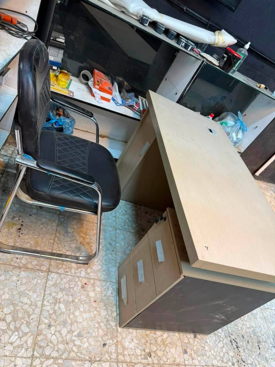 سلام عليكم ميزين للبيع 
طول٧٠ سم 
ارتفاع ٧٥ سم 
عرض١٤٠ سم
لبيجي سعرة ١٢٥ 
ولاسود ٩٠ الف 
كرسي ٢٥ قفل 
مكان بعداد الدورة 
***********
يوجد توصيل بكروة
