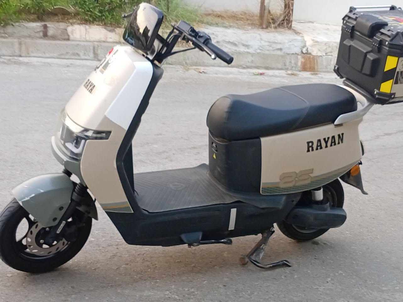 دراجه ريان ام عيون C2
دراجه نضافته 80/100 درع كدام فقط
الملف 2000W
سرعة 70 حقيقي شرط
يمشيك بين ال 60//55 كيلو
دبل بصمه دبل سويچ
صندوك الماطور ما مشتغل بي دلفري بس جمالية
النوقع موصل حي الحدباء
واتساب ***********
(السعر 700) وبي مجال لل طيبين
