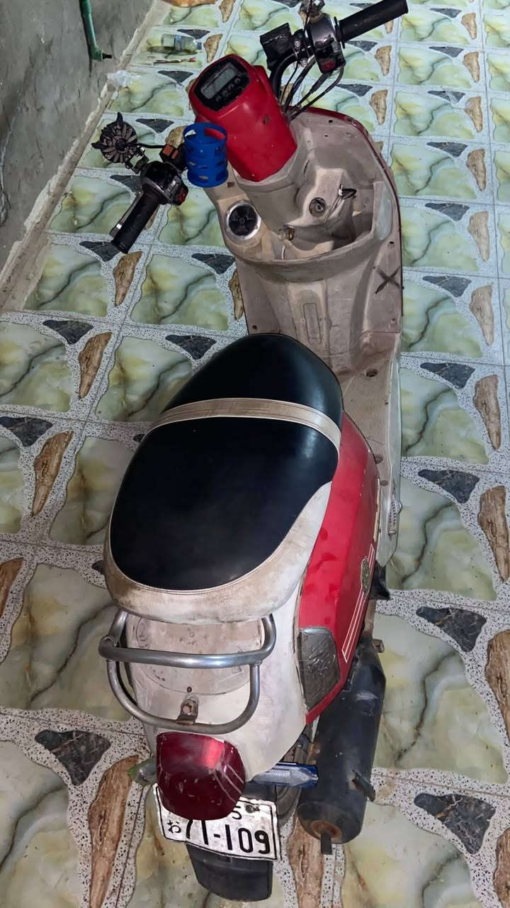 دراجه بوليس نوزل مكينه بلاد شركه خير من الله للبيع اسعر 350 وبيها مجال هذا رقمي *********** المكان ديالئ جامعة ديالئ
