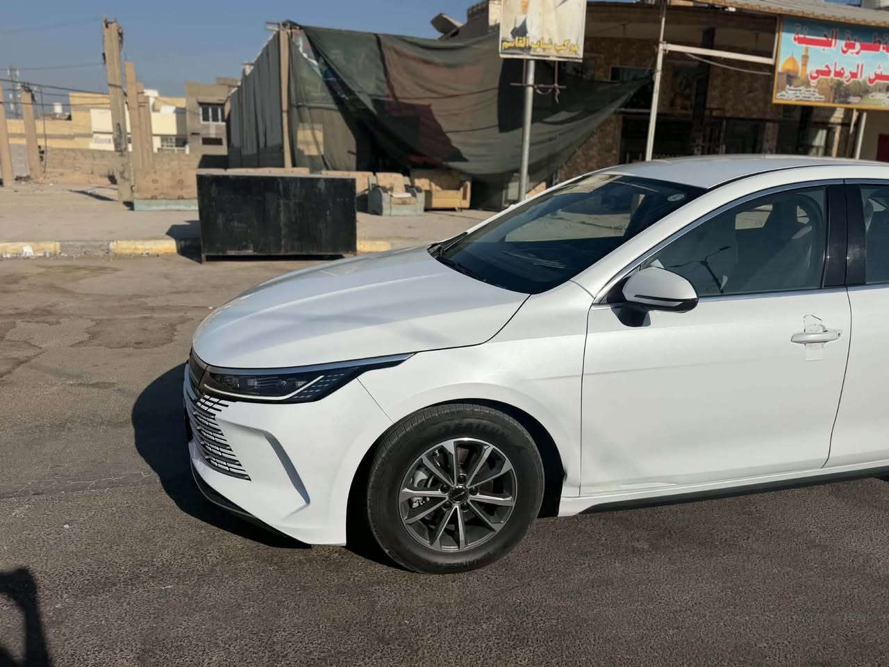 �🔥 للبيع BYD DESTROYER 05 موديل 2025 🔥🚘

🔹 الموديل: BYD Destroyer 05 – 2025
🔹 اللون: أبيض 🤍
🔹 المحرك: 1.5L هايبرد Plug-in Hybrid DM-i
🔹 ناقل الحركة: E-CVT أوتوماتيك
🔹 نظام الدفع: دفع أمامي
🔹 عدد المقاعد: 5
🔹 اللوحة: أربيل – خصوصي
🔹 الحالة: Clean Title / كلين تايتل
🔹 العداد: 3,300 كم فقط

⚡ من أبرز مواصفات Destroyer 05:
• نظام BYD DM-i الهجين القابل للشحن
• بطارية Blade LFP
• قيادة كهربائية لمسافة تختلف حسب الفئة
• سرعة قصوى تصل إلى 185 كم/س
• تسارع 0–100 كم/س يصل إلى حوالي 7.3 ثانية في فئة 120 كم
• شاشة ترفيه ومعلومات 12.8 إنش في بعض الفئات
• كاميرا خلفية وحساسات ركن
• أنظمة ABS وثبات إلكتروني ومساعدة للسائق حسب الفئة
• تصميم عصري واقتصادية عالية بالوقود (Dongchedi⁠￼)

💎 السيارة نظيفة جدًا وعدادها قليل، فرصة ممتازة لمن يريد سيارة 2025 شبه جديدة.

📍 الموقع: النجف الاشرف
للاستفسار ***********
