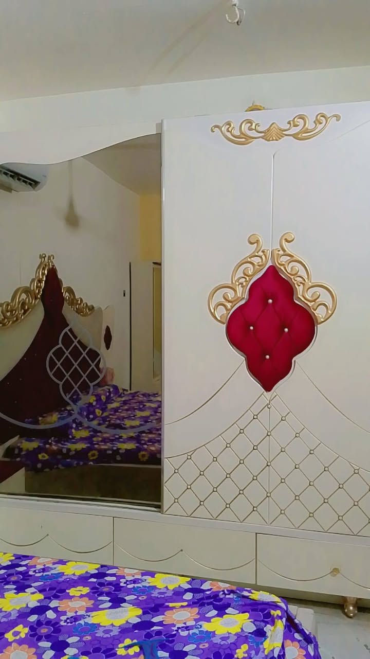 غرفه للبيع سعرها 325 وبيها مجال لشراي مكاني رفاعي ***********
