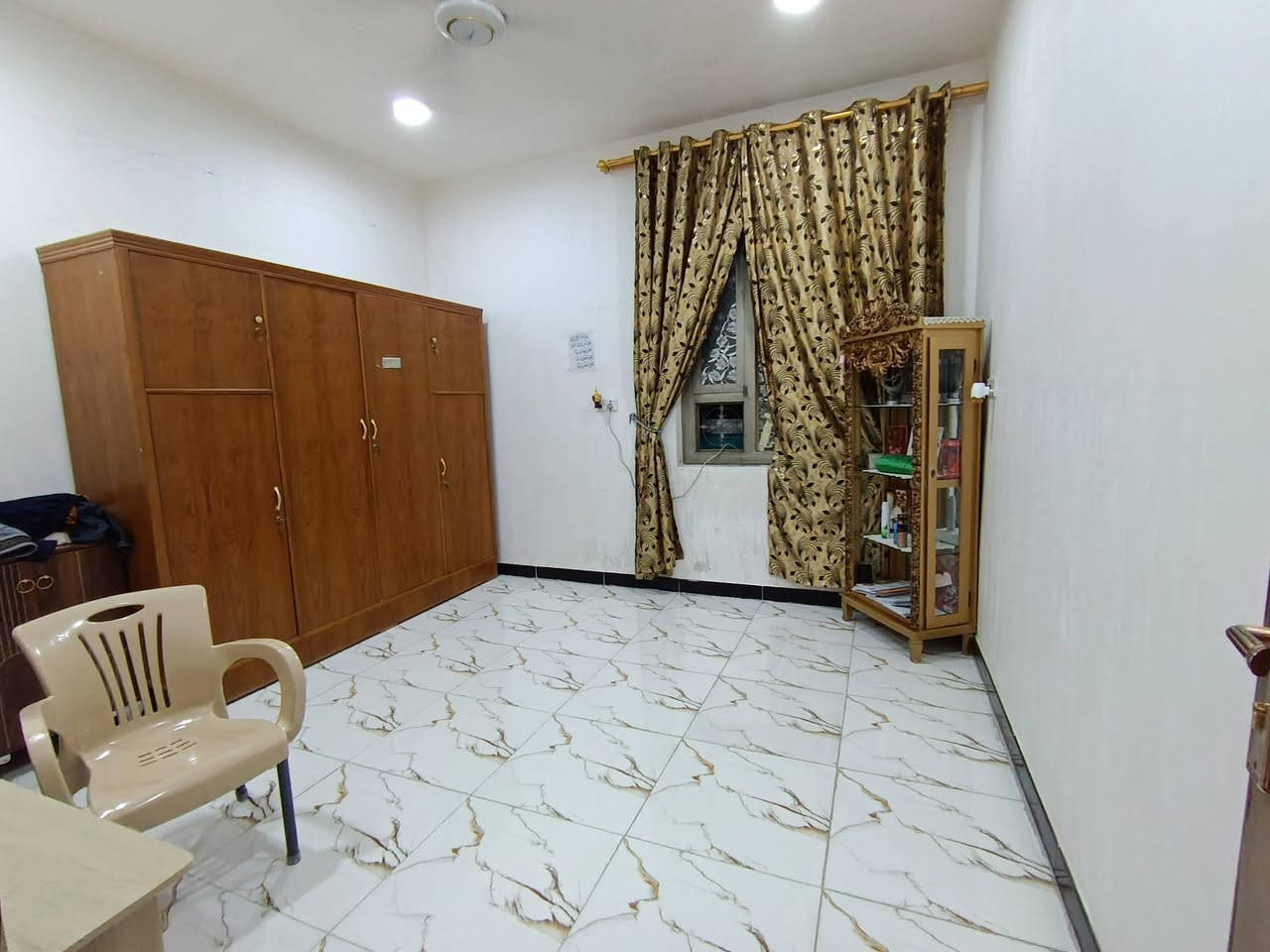 السلام عليكم 
بيت للبيع بمواصفات ممتازة المساحة 200م
غرفتين نوم
صالة 
استقبال
مطبخ
البيت جاهز للسكن، في منطقة هادئة وخدمية بالكامل (من ناحية النت كيبل ضوئي+مجاري +ماء +كهرباء).
المكان:واسط/الصويرة/حي الاسرئ الزراعي/شارع سكلة الحاج شامل
 للاستفسار عن التفاصيل والسعر يرجى مراسلتنا على الواتس اب او الاتصال بنا.
***********

