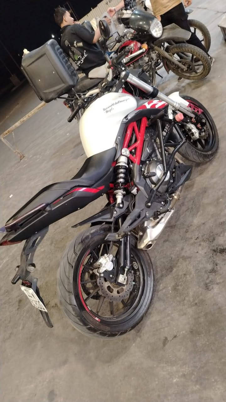 🏍️🔥 للبيع Benelli 302S موديل 2022 🔥

دراجة نظيفة ومرتبة جداً، استخدام شخصي ومهتم بيها. 
عليهه تزويد درع جانبي استيراد من الخارج درع راديتر 
ذيل خلفي رياضي لون احمر البلادي موجود 

🔸 الموديل: Benelli 302S
🔸 السنة: 2022
🔸 الممشى: 14,000 كم فقط
🔸 المحرك والقير بحالة ممتازة
🔸 الدراجة جاهزة للركوب والاستخدام
🔸 صيانة ومتابعة مستمرة
🔸 رقم و سنويه باسمي 

💰 السعر: [5.000.000] قاابل للنقاش
📍 المكان: بغداد البياع

🤝 البيع للجادين، الدراجه مكفوله من تاير للتاير ومناقصهه برغي 🔩
بانزينهه كله سوبر دهنهه ارقه دهن 

🔥 دراجة تستاهل المعاينة، واللي يعرف بالـ302S يعرف قيمتها.

للاتصال زين. ***********
اسياسيل.      ***********
