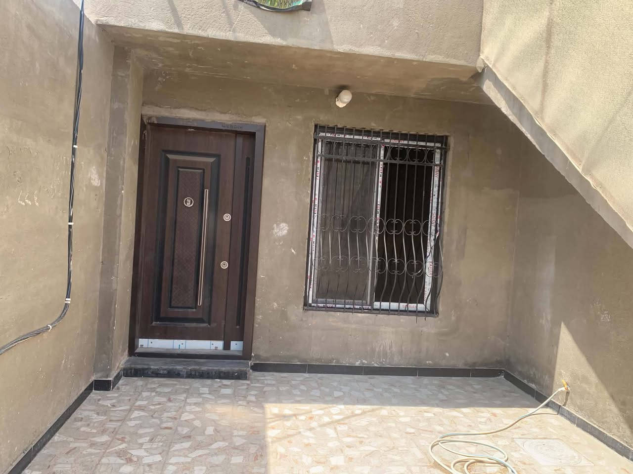 بيت لبيع مساحه 100 متر واجه 5متر و نزال 20 متر . مع 5 مترات تشجير بناء 2025 على نظام مشتملين استثمار الطابق الثاني مأجر 350 الف و طابق الاول فارغ عنوان الشرطه الخامسه شارع الدعم الوجستي . 
صاحب العقار .***********
