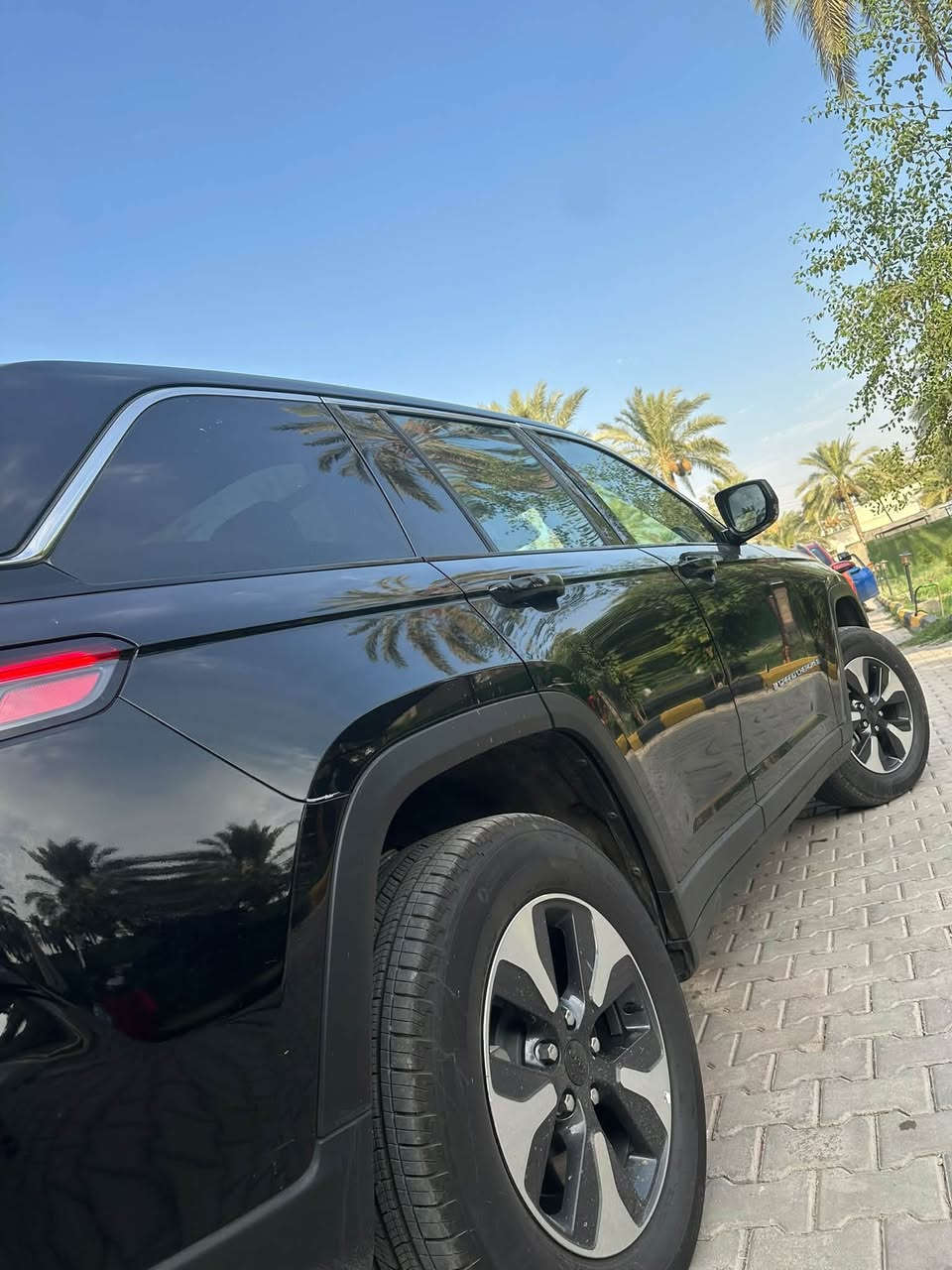 🔴للبيع جيب كراند شيروكي هايبرد 🔴

✅ الموديل: 2025
✅ الفئة: 4xe Limited (Plug-in Hybrid)
✅ اللون: اسود
✅ ماشية 4الف بعده زيرو مماشيه بل العراق
✅ رقم بغداد  شهداء اسويلك وكالة عامه
✅ الحالة: حادث جاملغ وبنيد،  
أبرز المواصفات:
🔹 محرك 2.0 لتر تيربو مع نظام Plug-in Hybrid بقوة إجمالية 375 حصان
🔹 ناقل حركة أوتوماتيكي 8 سرعات 
🔹 نظام دفع رباعي Quadra-Trac II.
🔹 إمكانية القيادة الكهربائية لتوفير الوقود.
🔹 شاشة لمس 10.1 بوصة تدعم Apple CarPlay وAndroid Auto لاسلكياً.
🔹 شاشة عدادات رقمية.
🔹 مقاعد جلد كهربائية مع تدفئة للمقاعد الأمامية.
🔹 مقود مدفأ متعدد الوظائف.
🔹بانورما سقف
🔹 تشغيل بصمة (Keyless Entry & Push Start).
🔹 كاميرا خلفية مع حساسات أمامية وخلفية.
🔹 مثبت سرعة ذكي مع أنظمة أمان متقدمة.
🔹 نظام المحافظة على المسار، والتحذير من الاصطدام، ومراقبة النقطة العمياء.
🔹 مكيف أوتوماتيكي ثنائي المناطق.
🔹 مصابيح LED أمامية وخلفية.
🚗 سيارة تجمع بين الفخامة، الأداء القوي، والاقتصاد في استهلاك الوقود، ومناسبة للاستخدام اليومي والسفر.

📍 الموقع: بغداد شارع فلسطين 

  السعر مناسب اتصل ع رقم وتدلل 

📞 للاستفسار والتواصل:
***********
***********

للجادين فقط.
