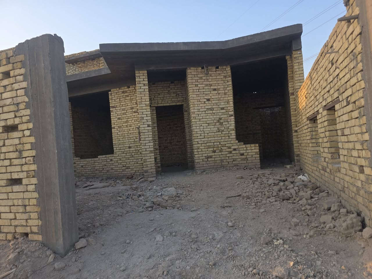 هيكل للبيع مساحته 200  وتجاري قرب السريع ومجسر الاسكان الصناعي مباشره
***********
