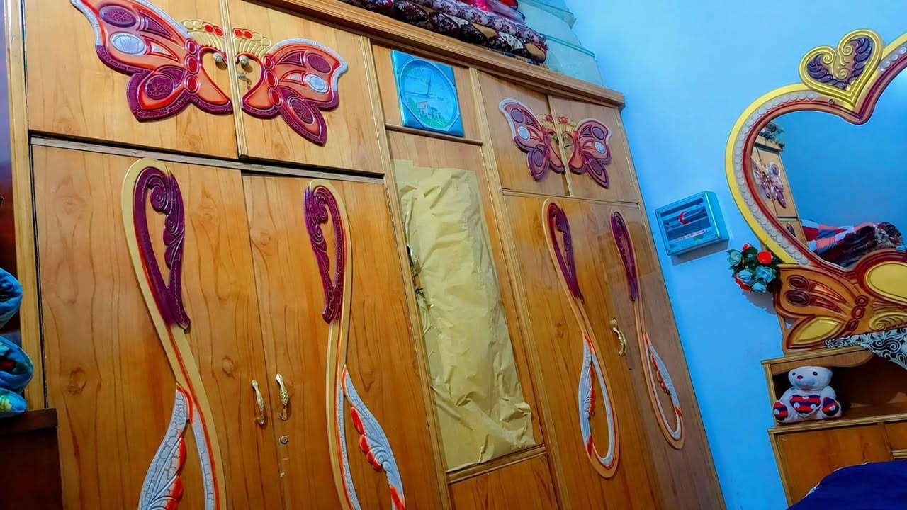 كلمن وسعره للتواصل واتساب *********** 
الغرفة 250 ألف 
العربانة نفرين 25 ألف 
البايسكل الكبير 20 والصغير 15 
شمعة الملابس 15 ألف 
والسكوتر هدية للي ياخذ البايسكلات ثنينهم.
